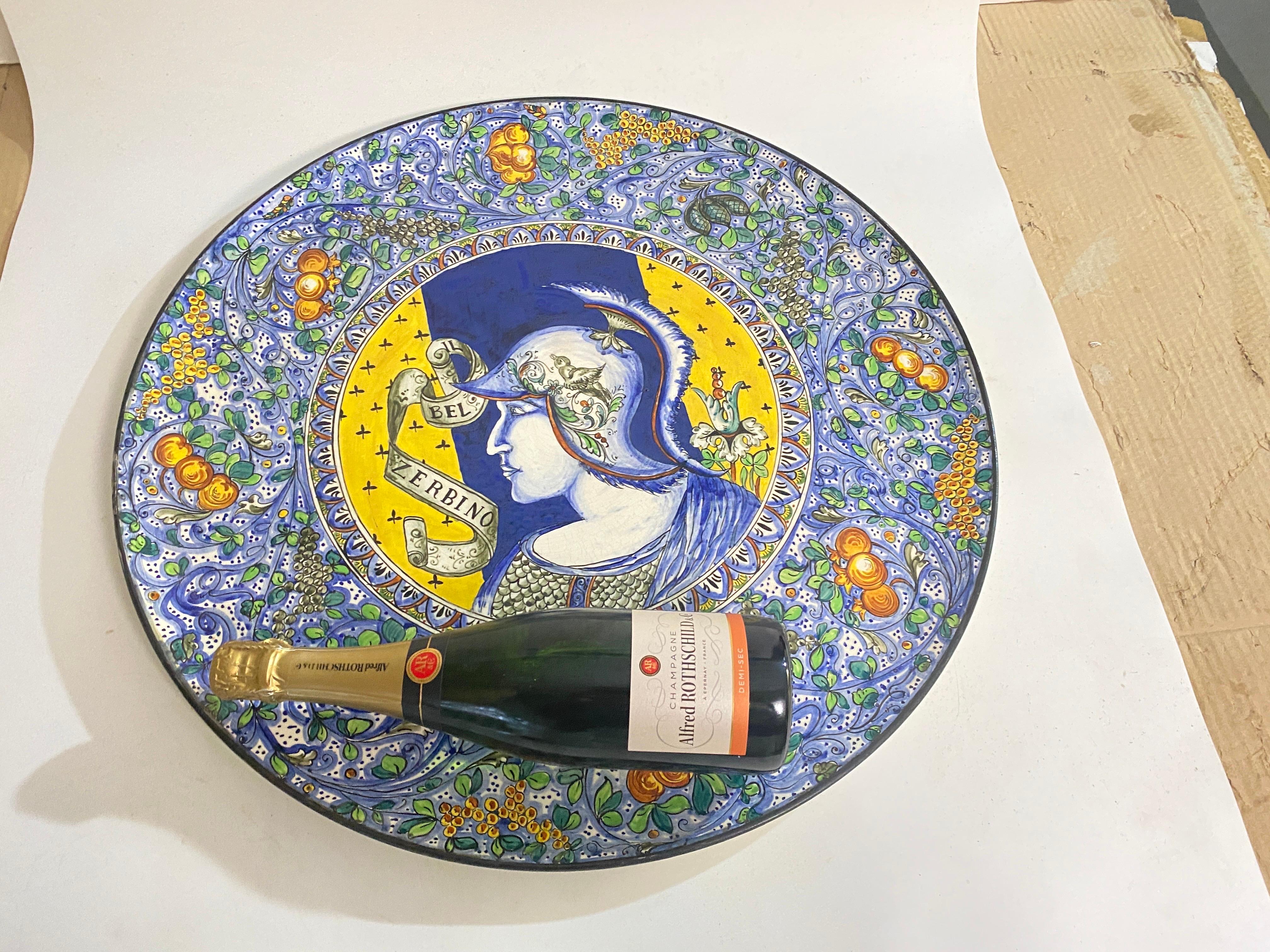 Peint à la main Très grand plat décoratif jaune et bleu Italie 20ème siècle C.Lombardo en vente
