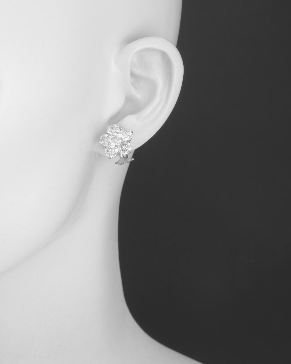 Like stars in the night sky, the Astra collection has an eternal sparkle. Thanks to a specific dimensional arrangement of round brilliant-cut diamonds, each cluster is designed to radiate light. These Astra earrings are handmade in high-polished