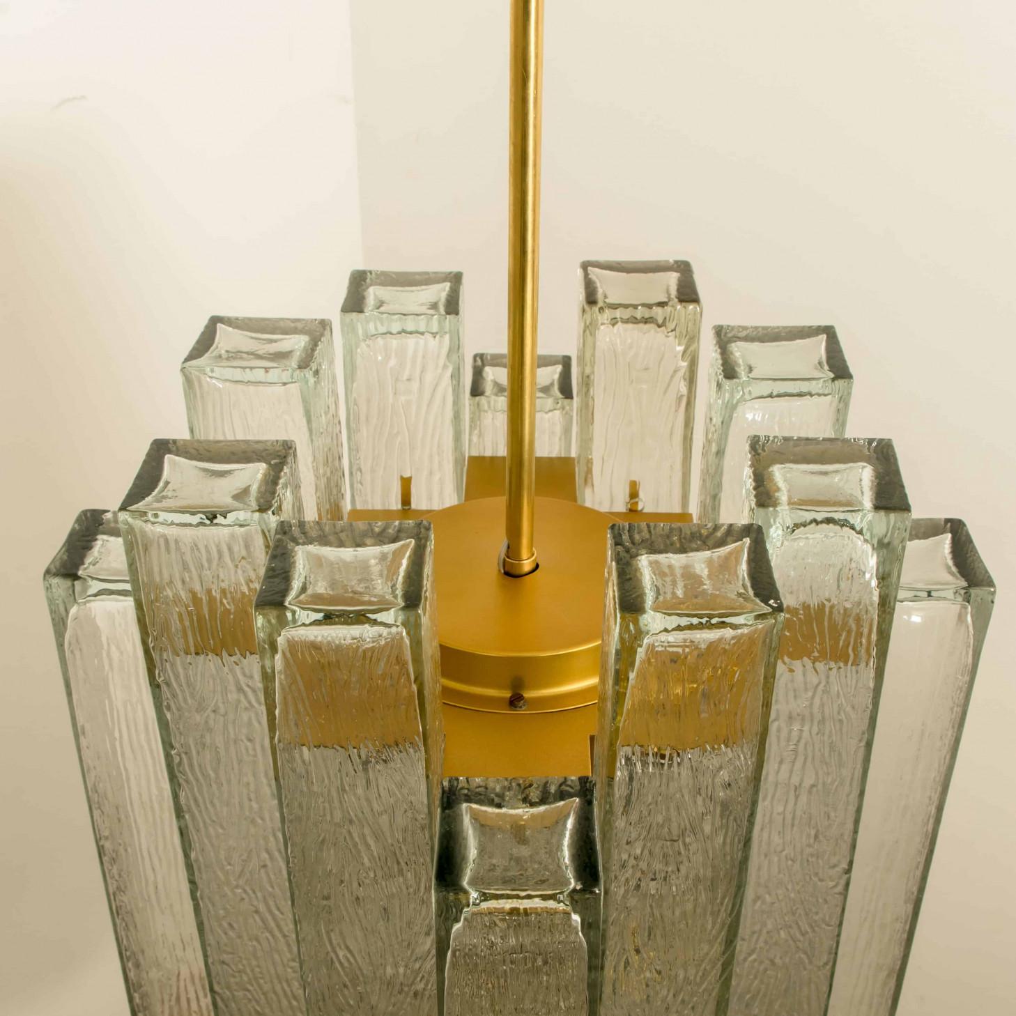 Mid-Century moderno Lampadario extra large in vetro e ottone Doria, Germania, anni '60 in vendita