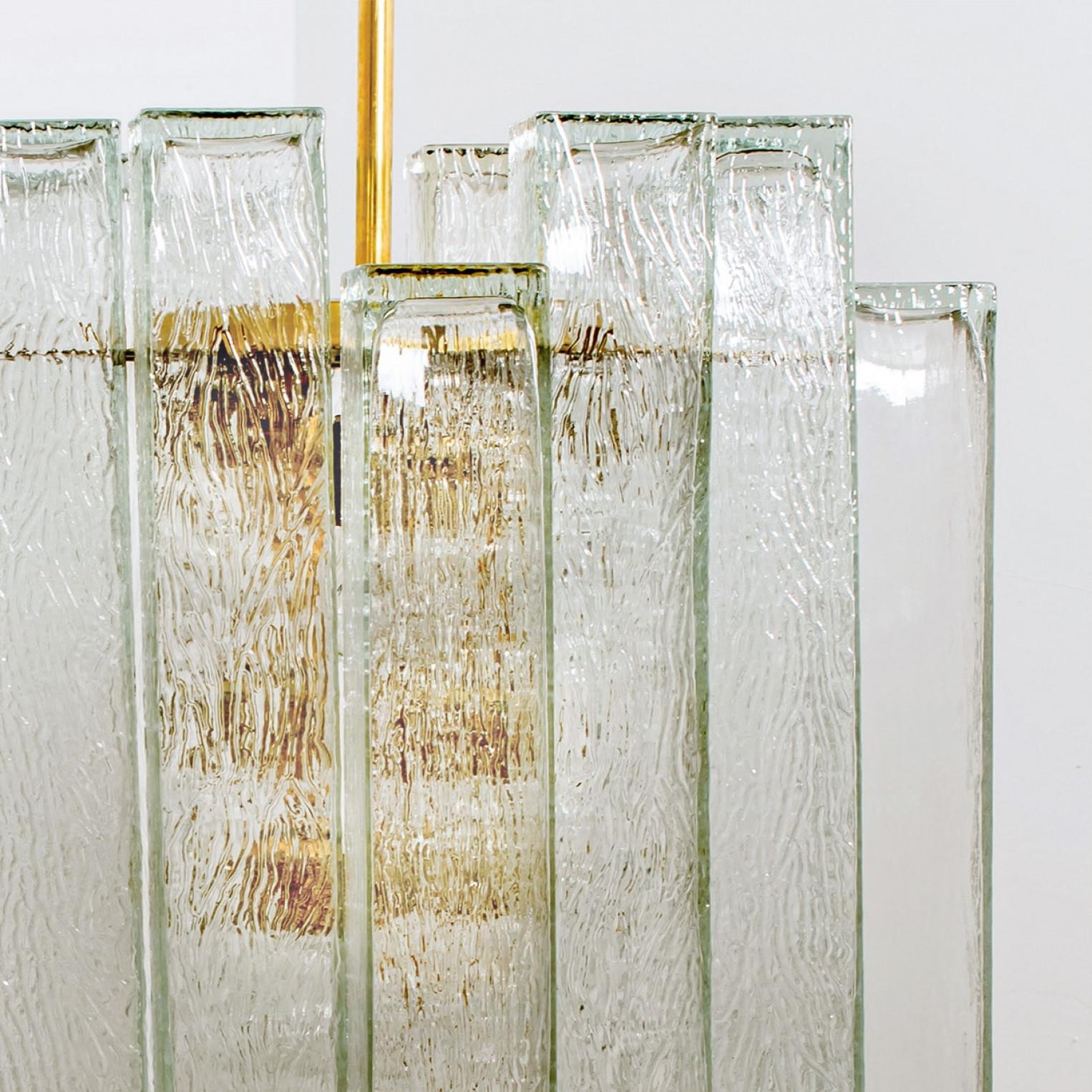 Tedesco Lampadario extra large in vetro e ottone Doria, Germania, anni '60 in vendita