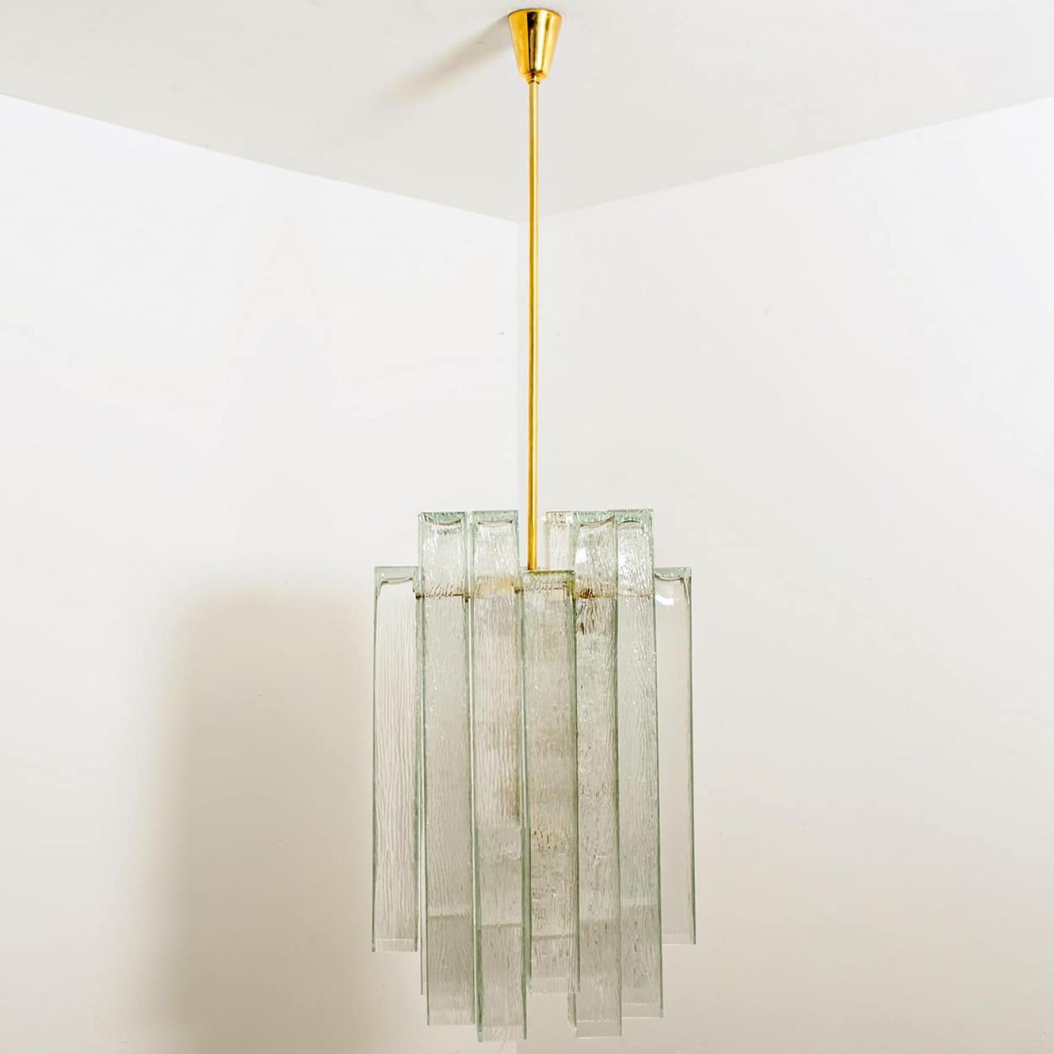 Lampadario extra large in vetro e ottone Doria, Germania, anni '60 In condizioni buone in vendita a Rijssen, NL