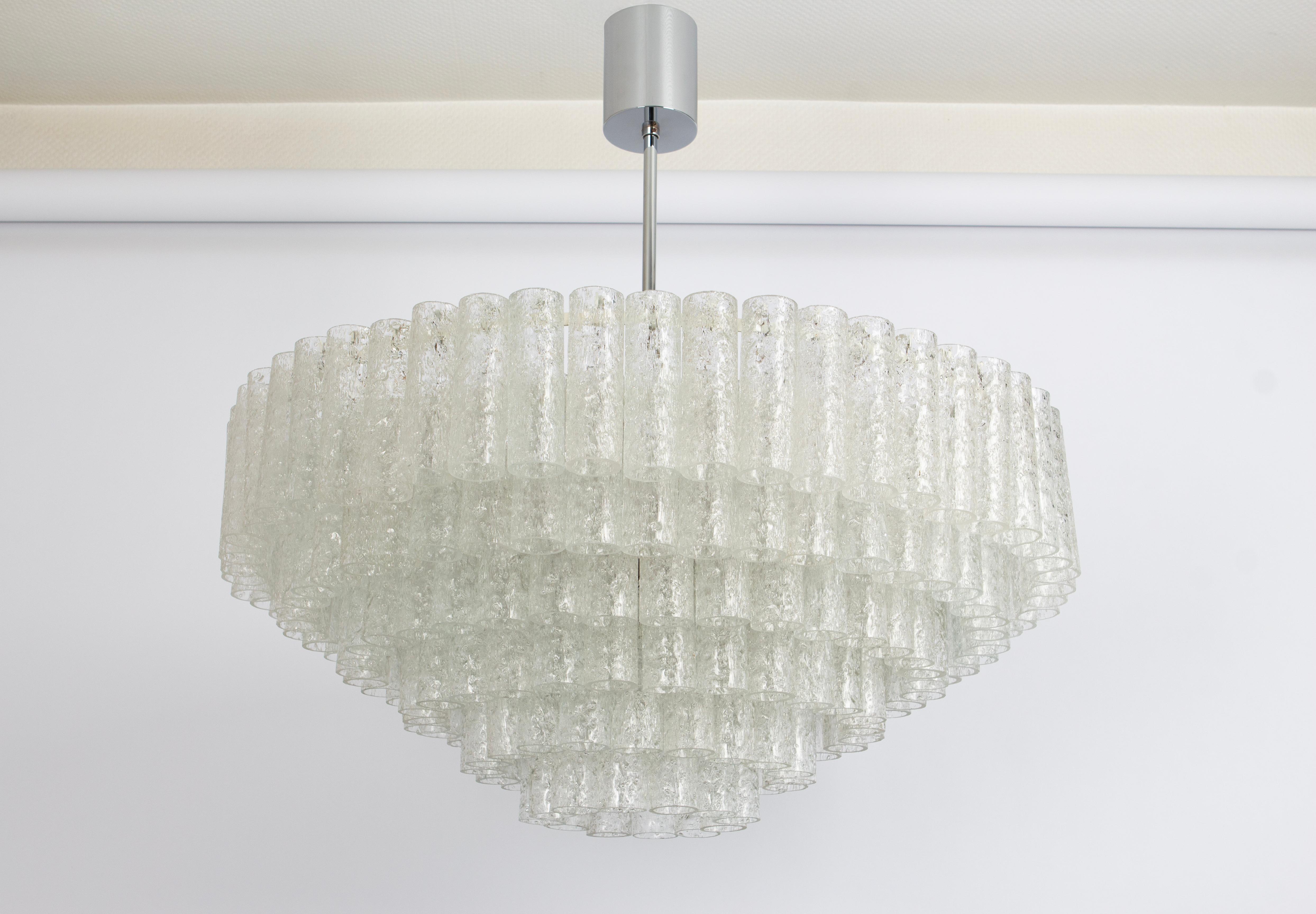 Fantastico lampadario a sei livelli di metà secolo di Doria, Germania, prodotto intorno al 1960-1969. 6 anelli di cilindri in vetro di Murano sospesi da un apparecchio.

Prese: 22x lampadine a candelabro E14 (fino a 40 W ciascuna).
Le lampadine non