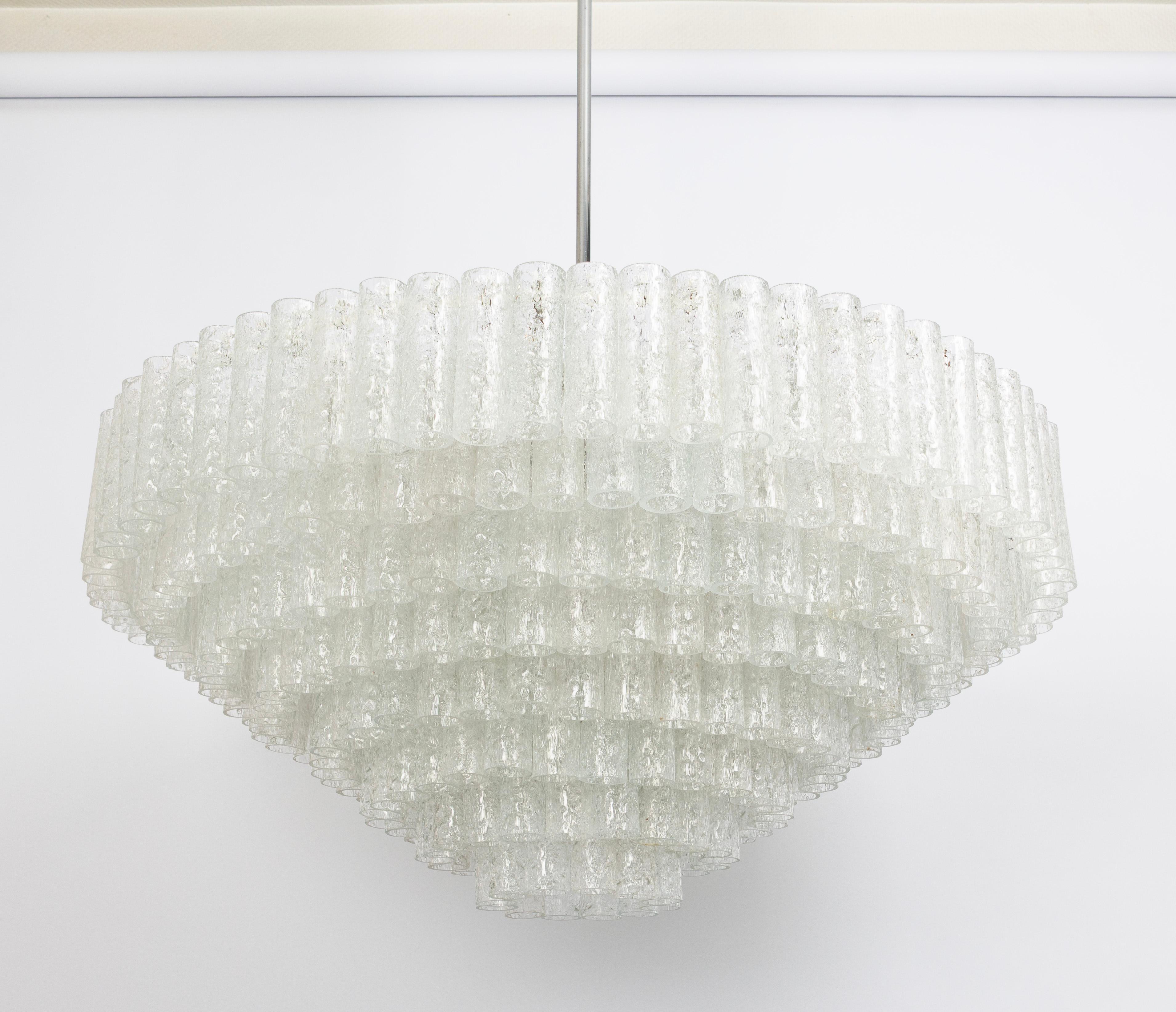 Fantastico lampadario a otto livelli di metà secolo di Doria, Germania, prodotto intorno al 1960-1969. Otto anelli di cilindri in vetro di Murano sospesi da un apparecchio.

Prese di corrente: 46 lampadine a candelabro E14 (fino a 40 W ciascuna).
Le