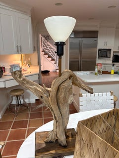Lampada “Driftwood” extra large con paralume in rafia degli anni ’60-’70