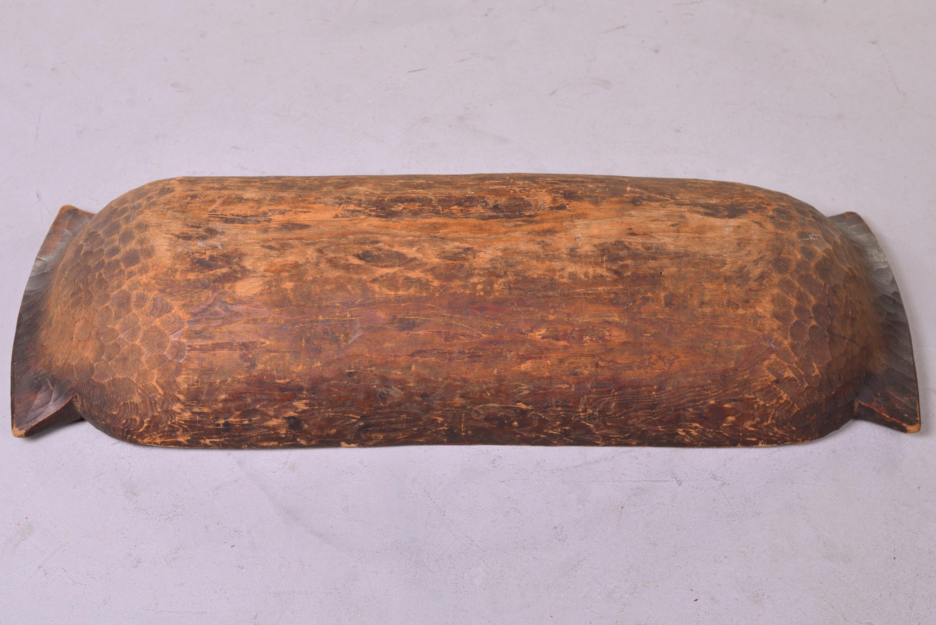 Très grand bol à pâte en bois foncé sculpté à la main, originaire d'Europe de l'Est Bon état - En vente à Troy, MI
