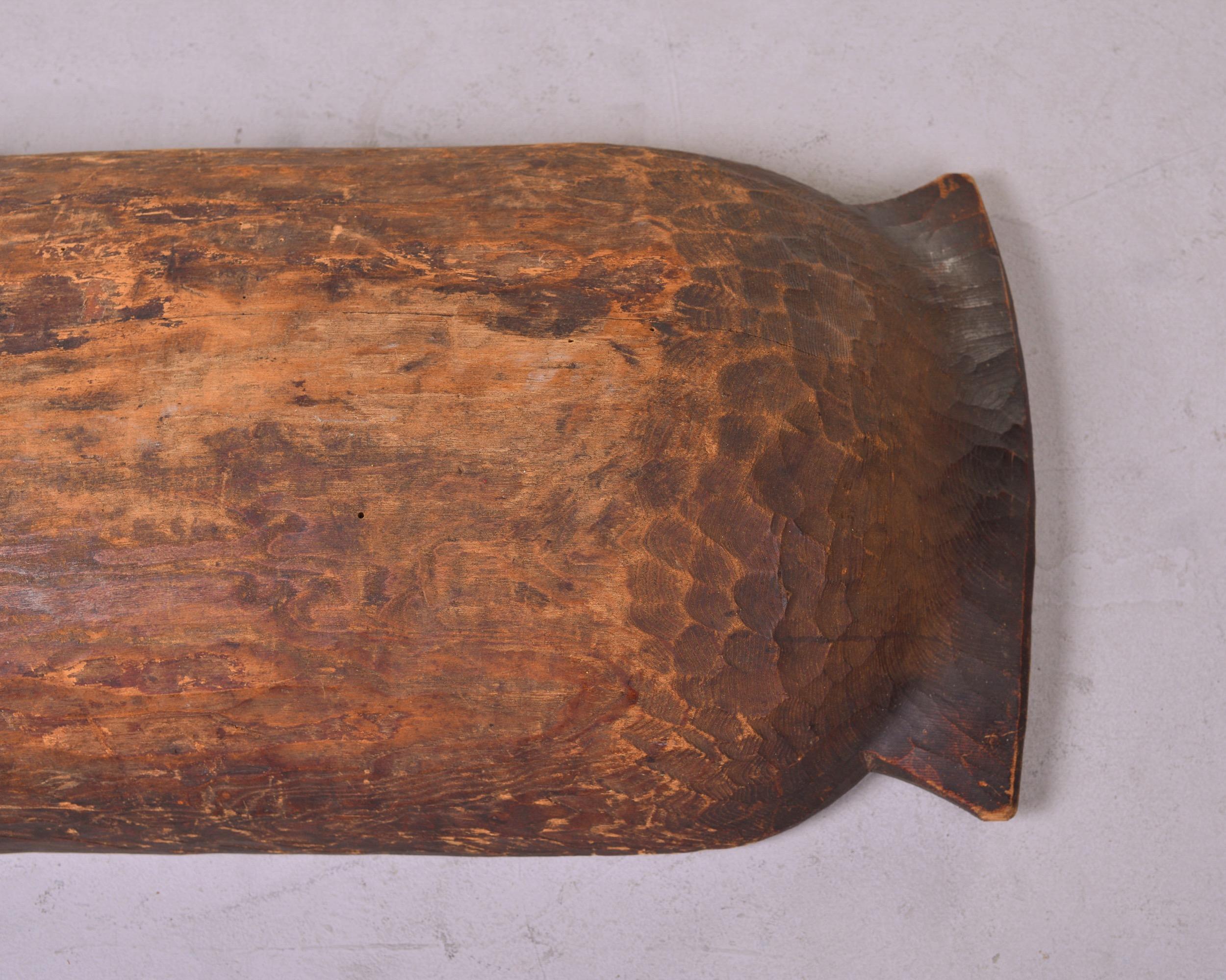 20ième siècle Très grand bol à pâte en bois foncé sculpté à la main, originaire d'Europe de l'Est en vente