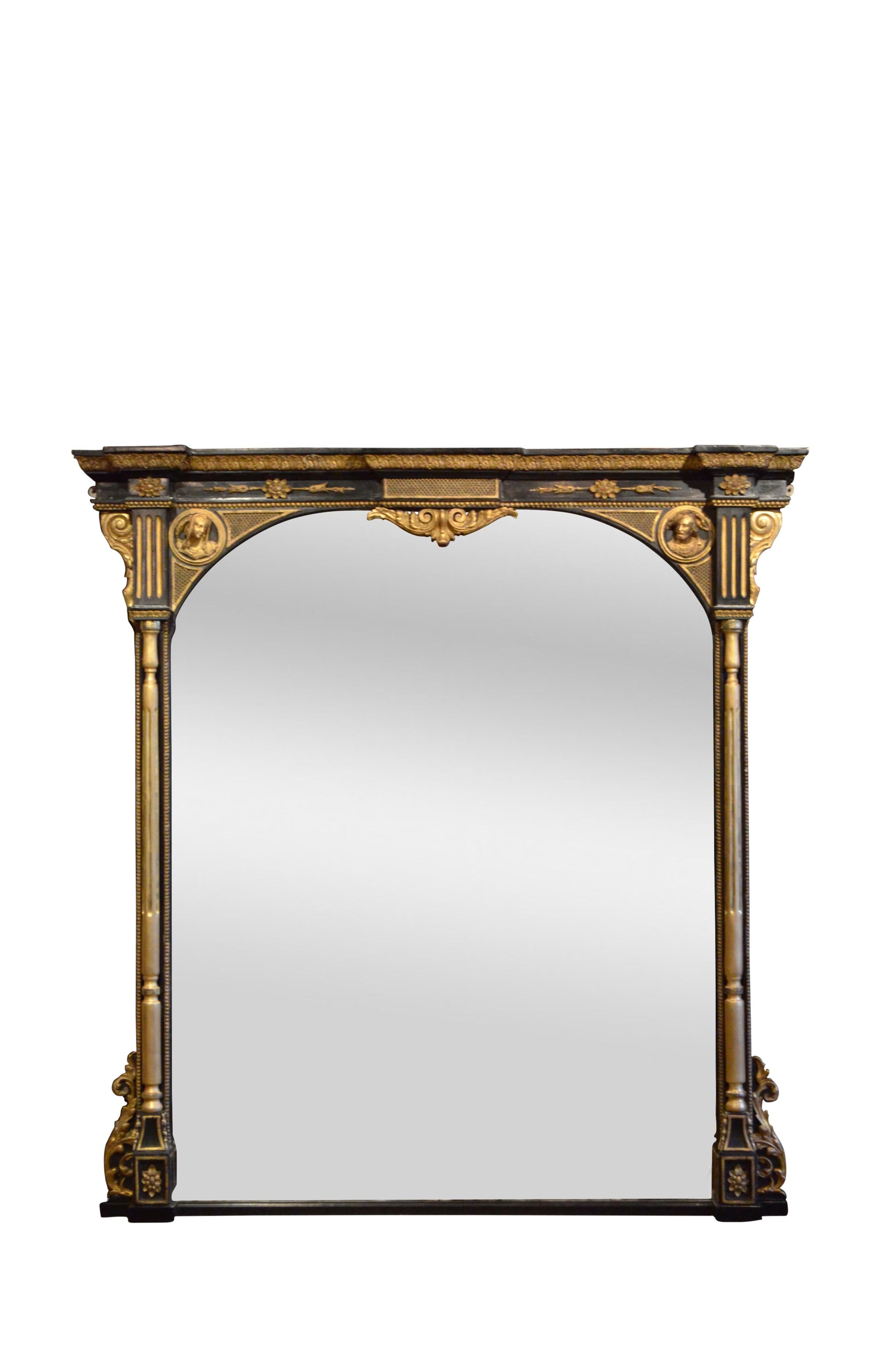 K0613 Excepcional espejo de pared victoriano inglés, con cristal original con algunas decoloraciones e imperfecciones, marco moldurado y ebonizado con borde interior y exterior rebordeado, cornisa con tallado de follaje, friso poco profundo con
