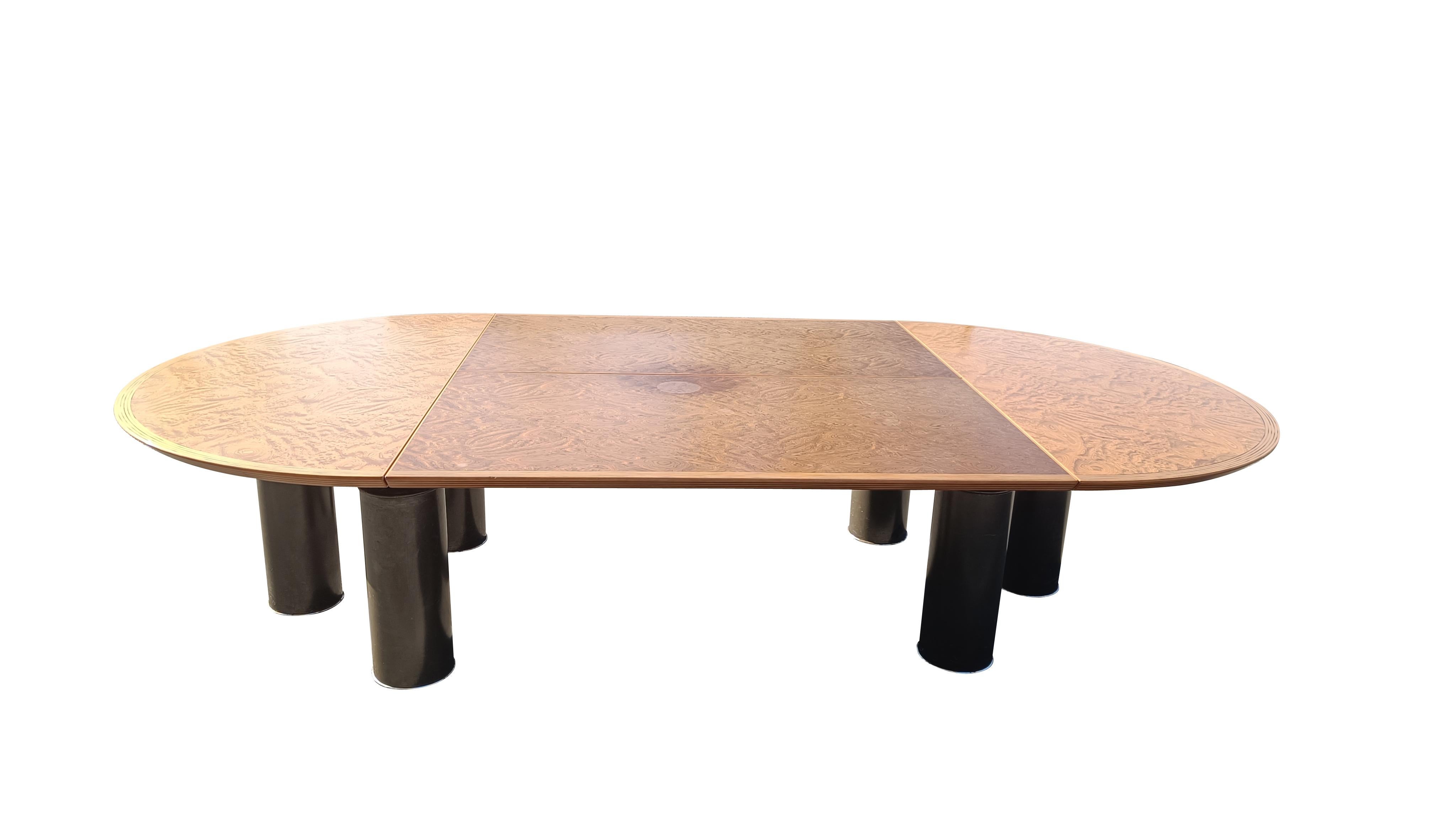 Extra großer Ess- oder Konferenztisch von Tobia Scarpa für Maxalto.

Dieser sehr seltene Esstisch ist der größte, den wir je hatten.

Die Qualität und Schönheit des Holzes bedarf keiner Erklärung.

Der Sockel besteht aus geometrisch