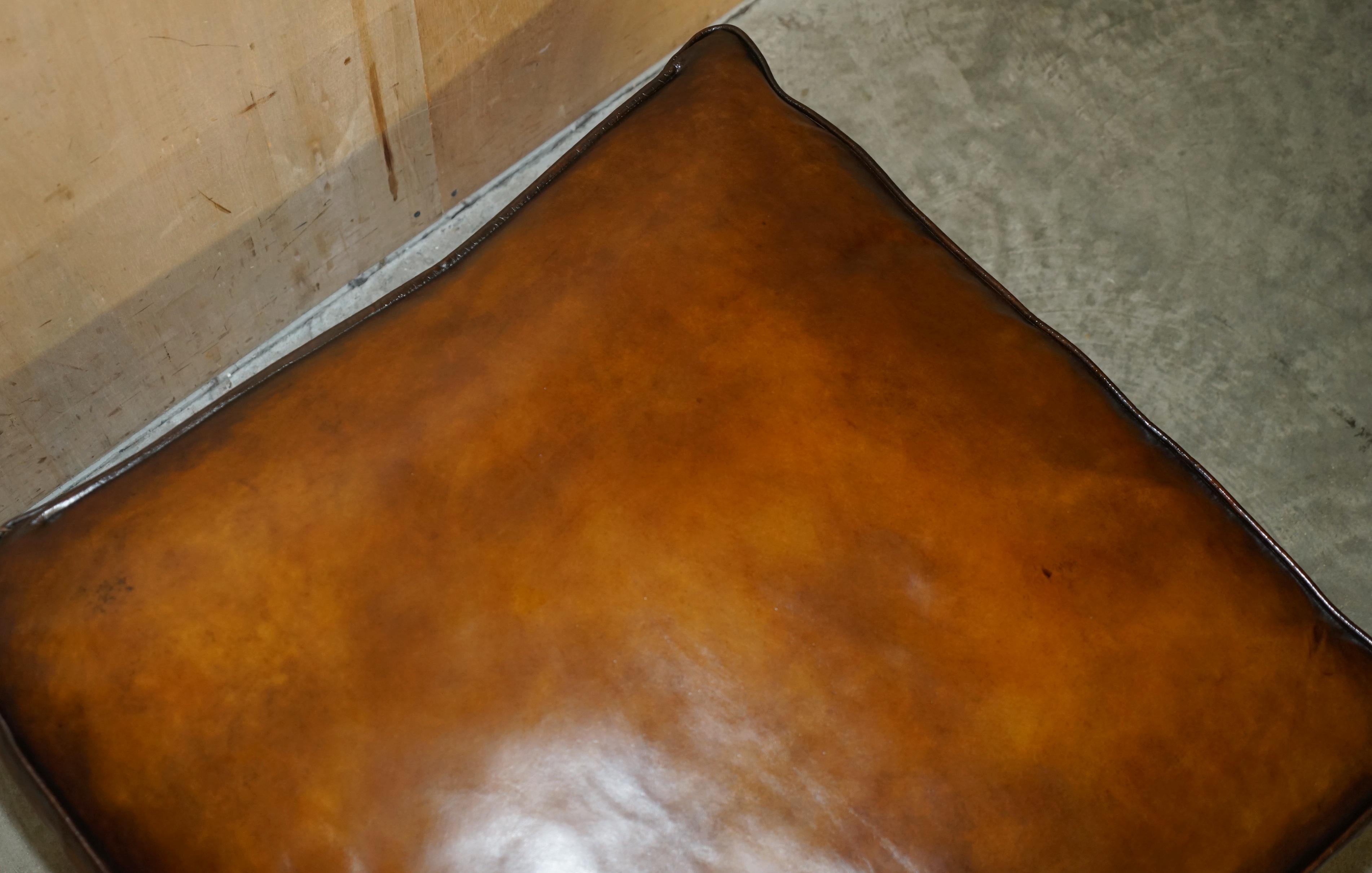 EXTRA LARGE FEATHER SEATHER SEAT RESTORED BROWN LEATHER OTTOMAN FOOTSTOOL PART OF SUiTE (Handgefertigt) im Angebot