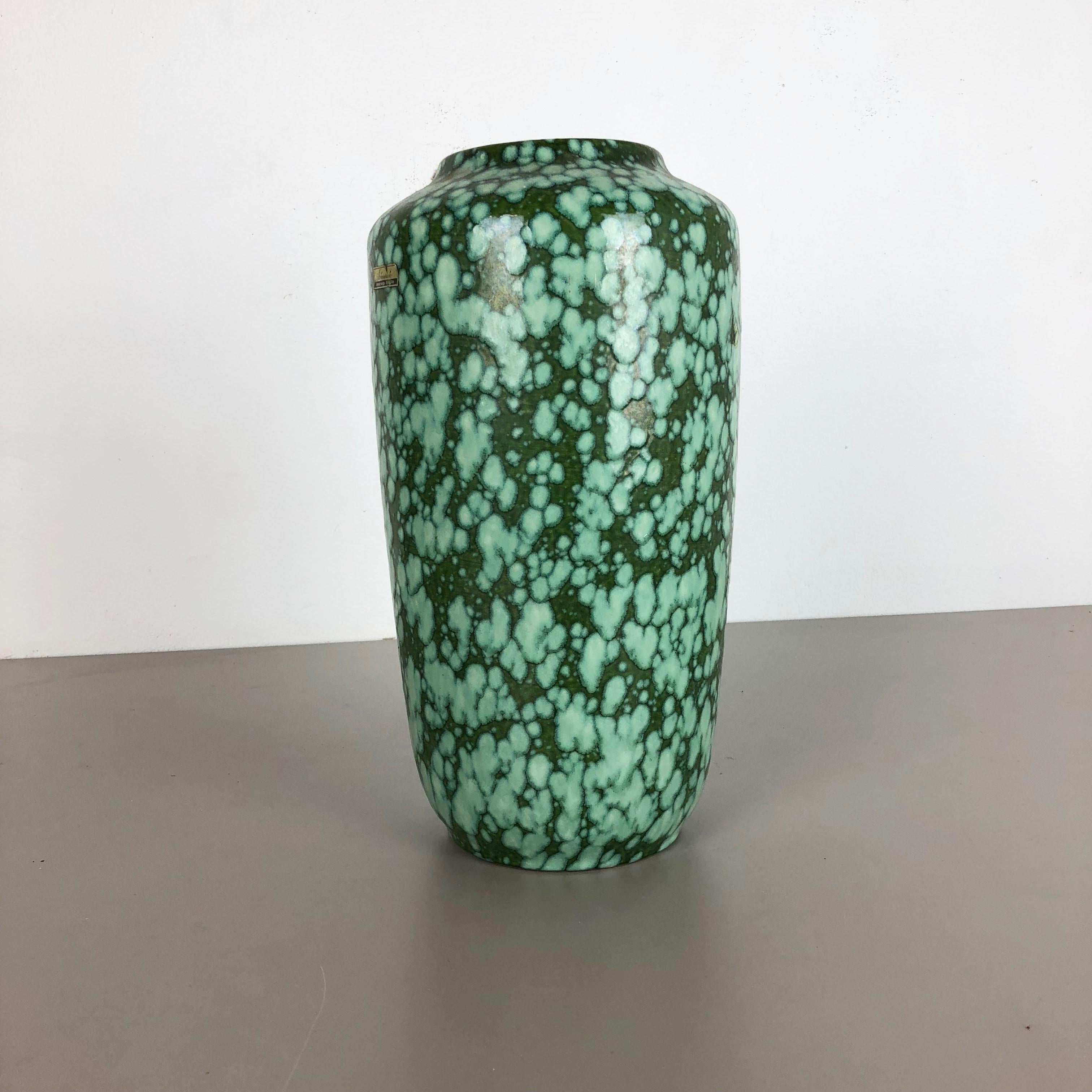 Article:

Fat lava art vase


Producer:

Scheurich, Germany


Design:

Nr. 517-38



Decade:

1970s


Description:

This original vintage vase was produced in the 1970s in Germany. It is made of porcelain pottery in fat lava