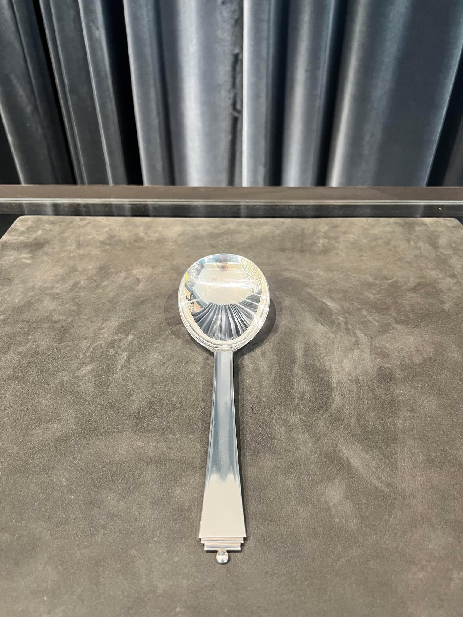 Une grande cuillère de service en argent sterling Georg Jensen, référence 111 dans le motif Pyramide, design #15 par Harald Nielsen de 1926. Une cuillère de grande taille très recherchée qui n'est plus produite.

Spécifications :

Dimensions :