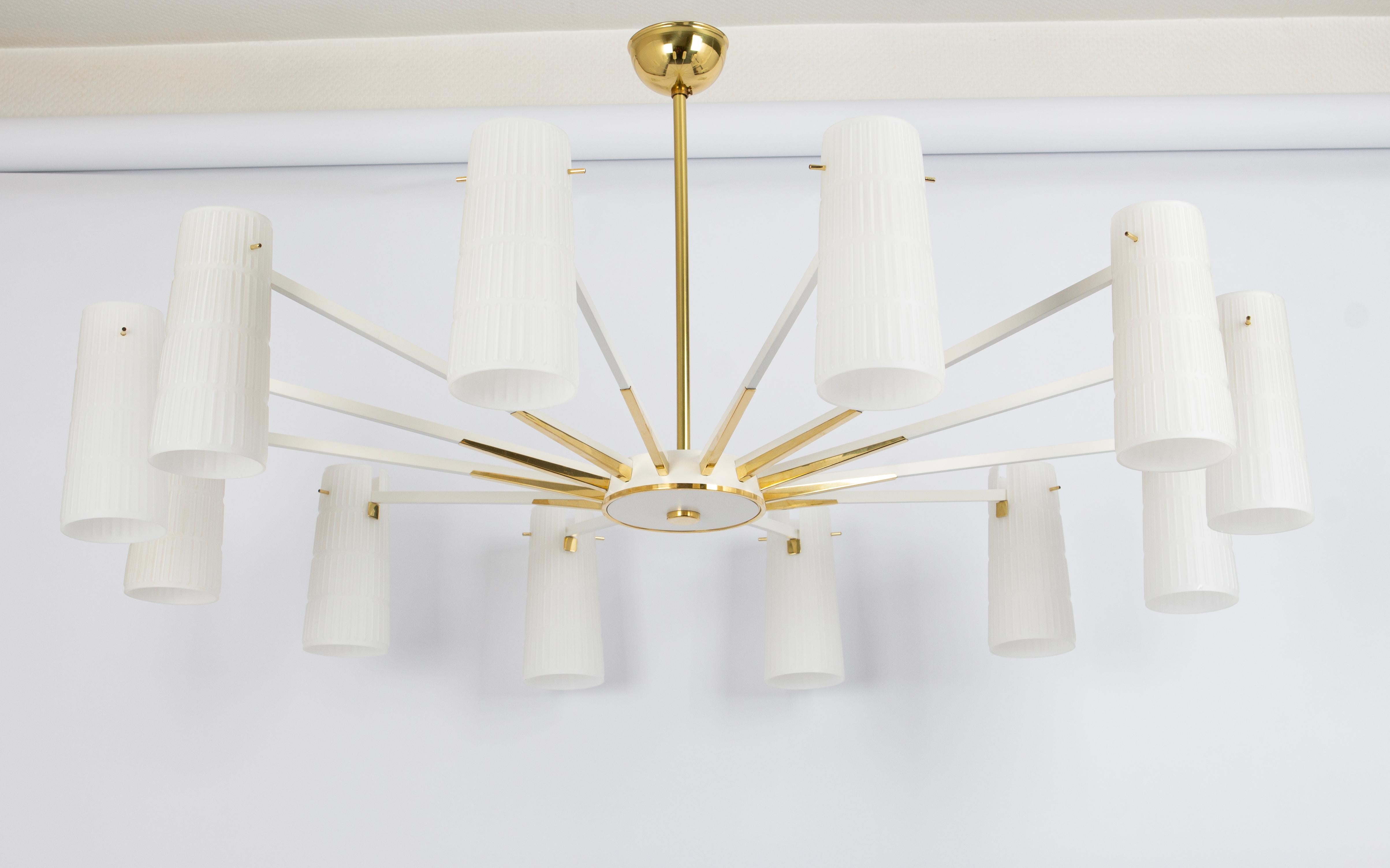 A stunning large 12-light chandelier in the manner of Stilnovo, manufactured in circa 1950-1959. A handmade and high-quality piece.
High quality and in very good condition. Cleaned, well-wired, and ready to use.

The fixture requires 12 x E14