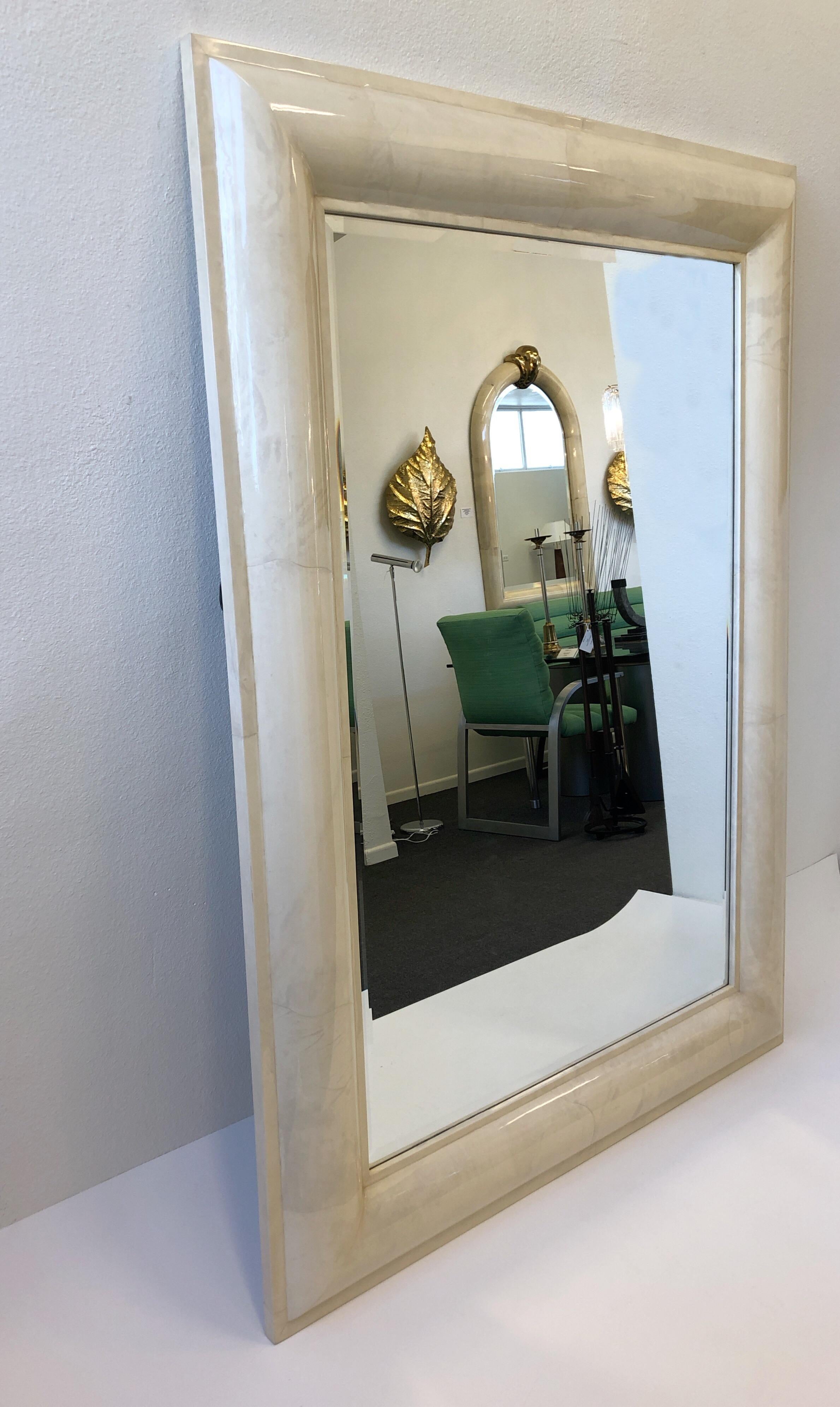 Moderne Grand miroir biseauté en peau de chèvre de Karl Springer en vente