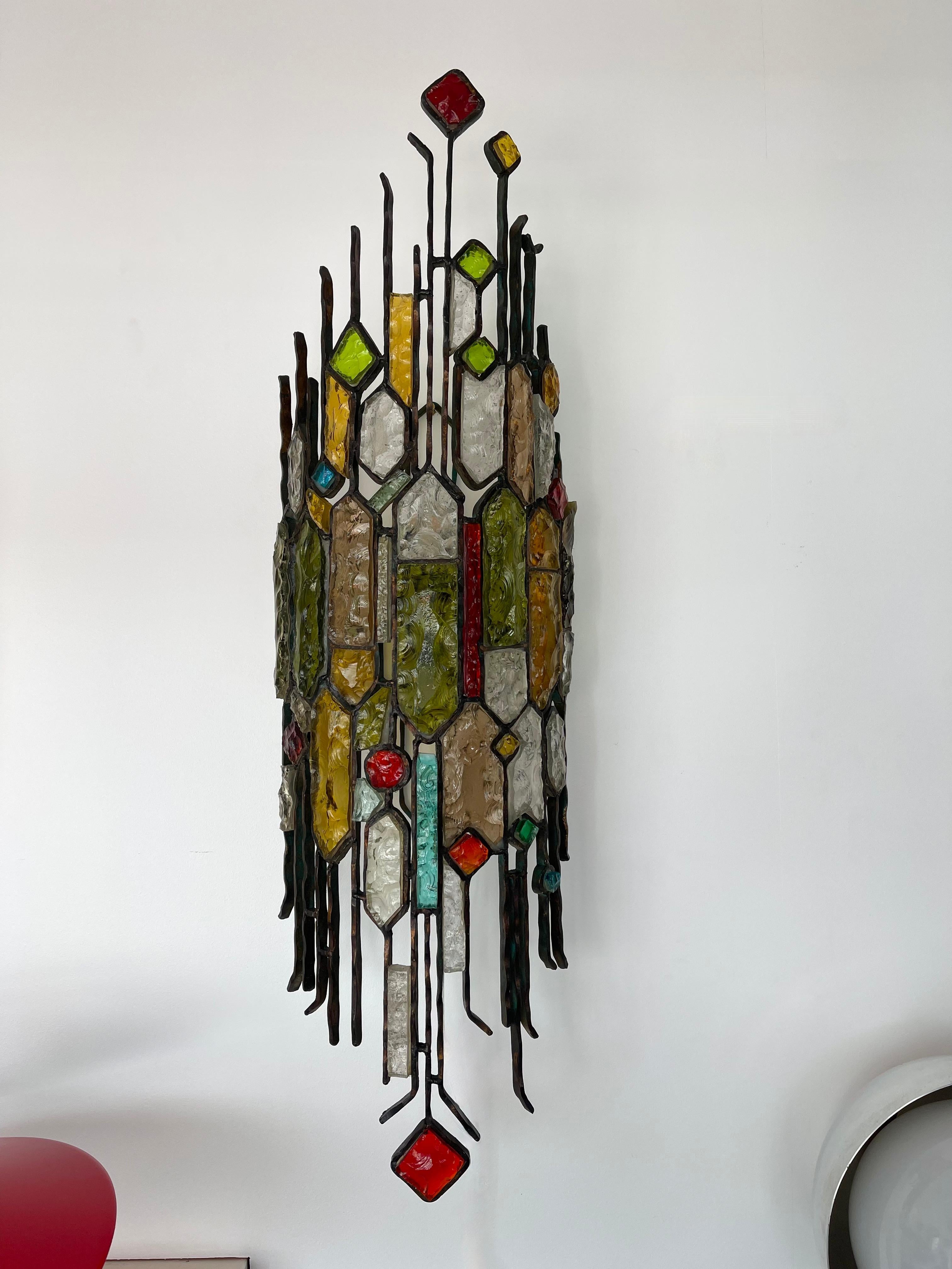Extra Large wall lamp light sconce multicolor hammered glass and wrought iron, partial gilding gold patina, by the manufacture Longobard in Verona in a Brutalist style, the concurrent of Biancardi Jordan Arte and Poliarte during the 1970s. Famous