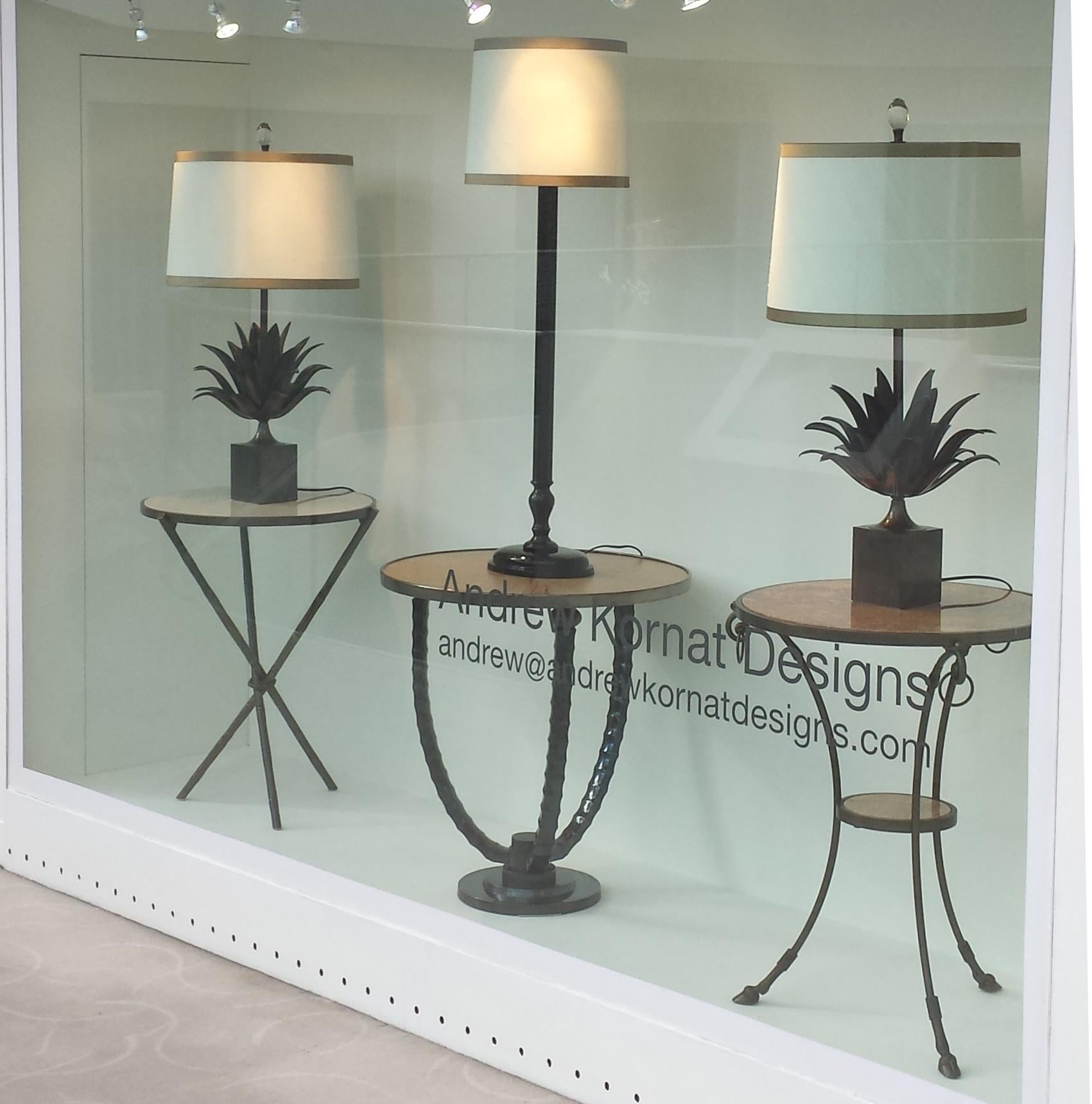 Britannico Lampada da tavolo a bastone per candele in ottone extra large realizzata a mano con finitura in bronzo in vendita