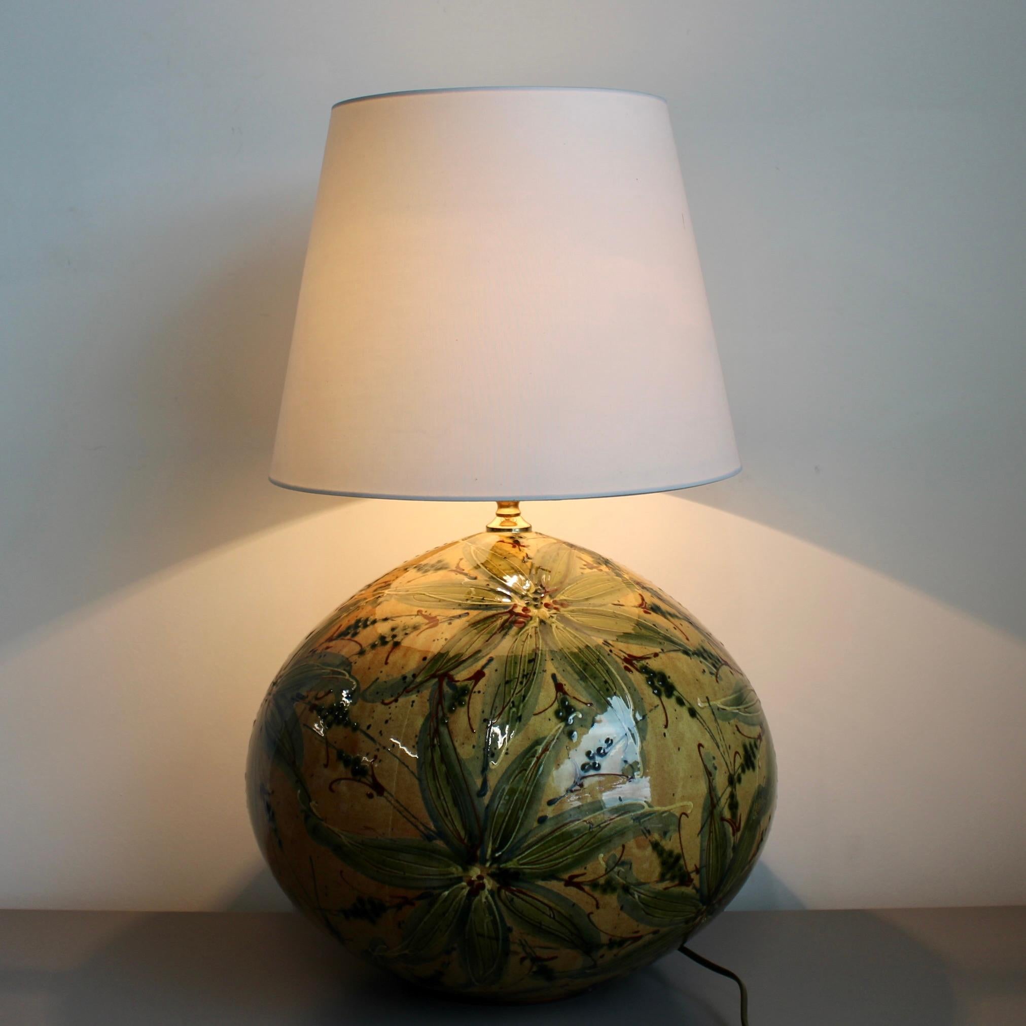 Français Très grande lampe de table en céramique émaillée à la main (vers 1980) en vente