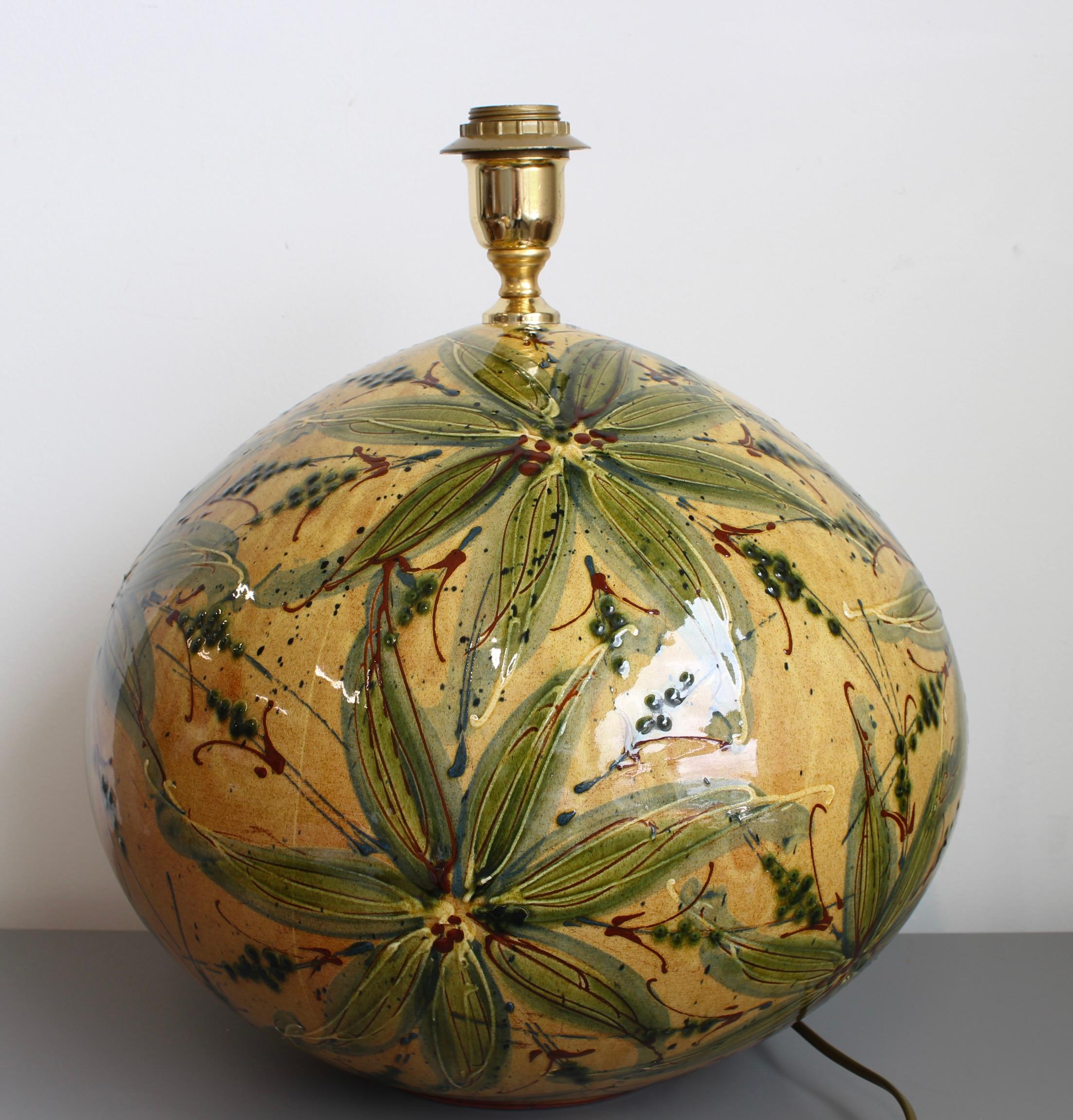 Peint à la main Très grande lampe de table en céramique émaillée à la main (vers 1980) en vente