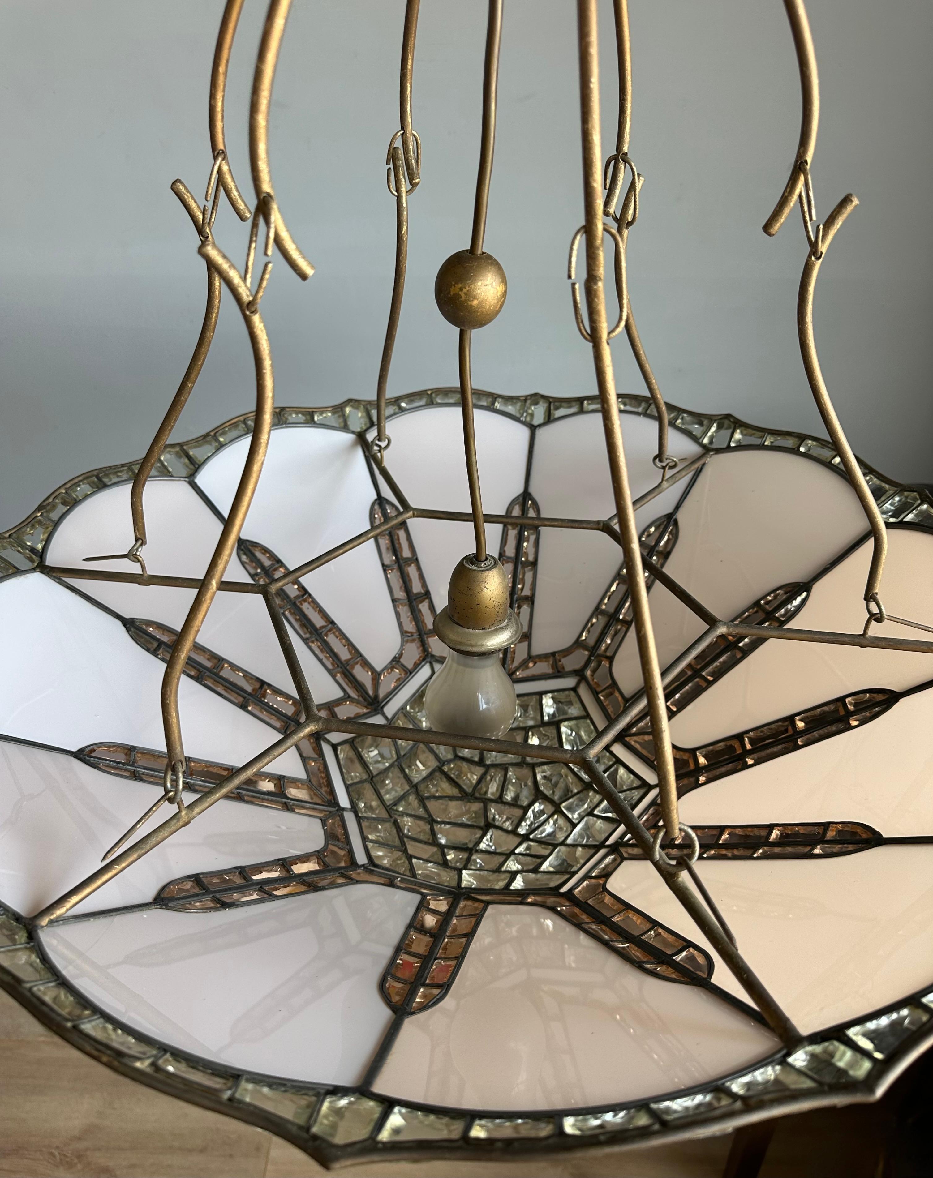 Splendida lampada in vetro lavorato a mano, dal design geometrico e intarsiato con squisiti pannelli in vetro opalino rosa/rosa.

Questa lampada da soffitto eccezionale, di grande aspetto e di intricata fattura, risalente ai primi anni dell'Europa