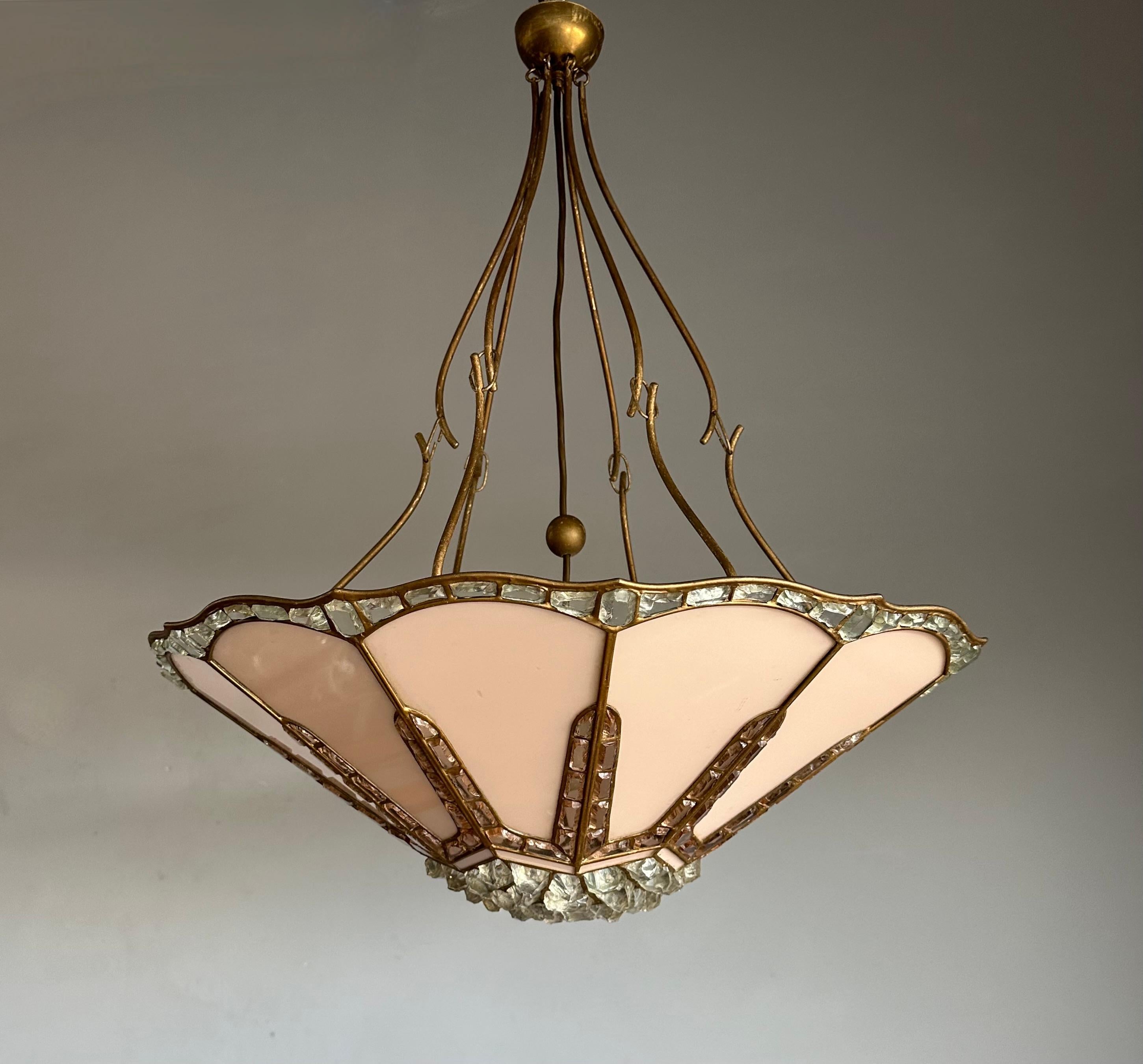 Arts and Crafts Ciondolo extra large fatto a mano in vetro opalino antico e vetro grosso di design Tiffany in vendita
