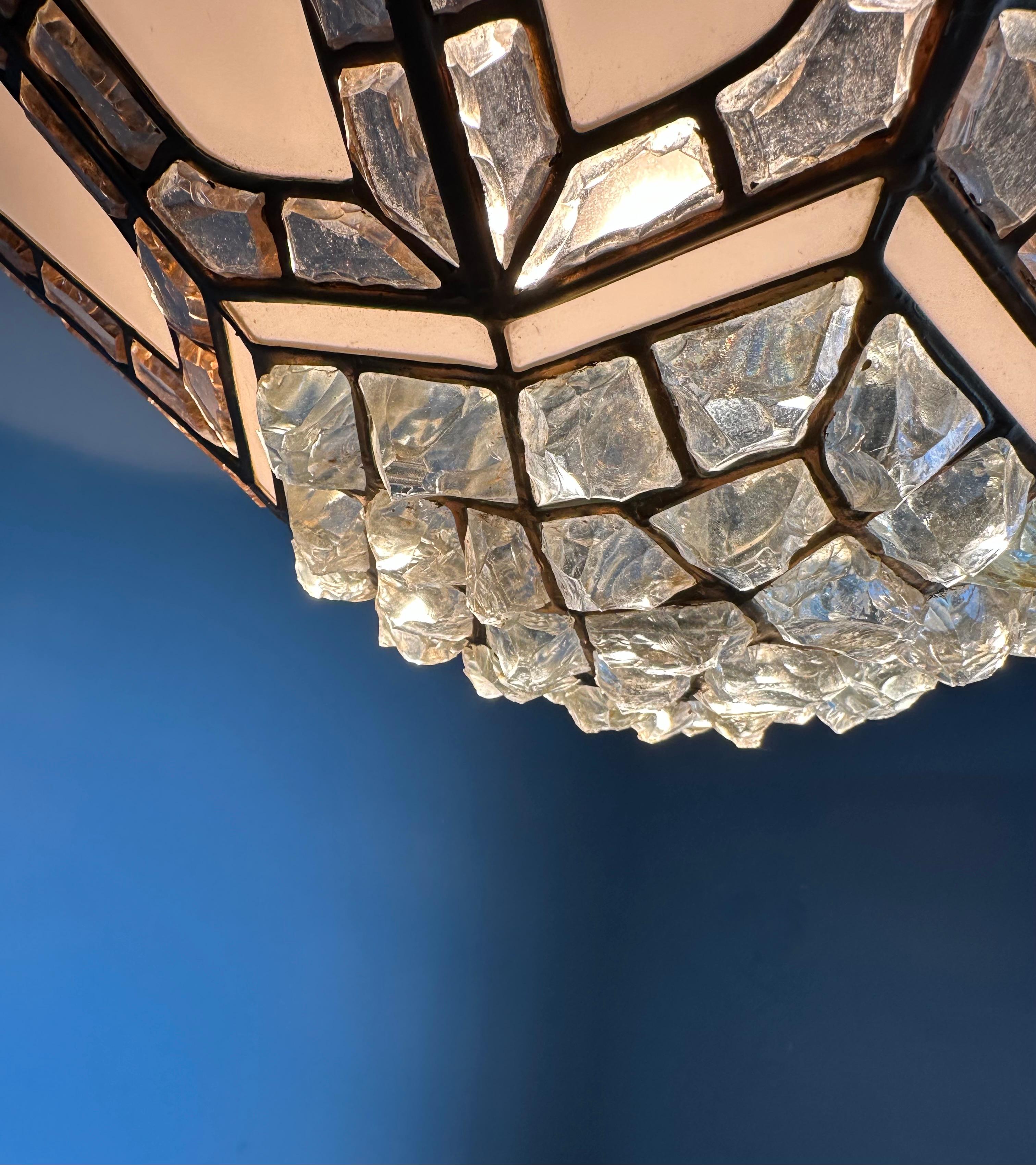 XX secolo Ciondolo extra large fatto a mano in vetro opalino antico e vetro grosso di design Tiffany in vendita