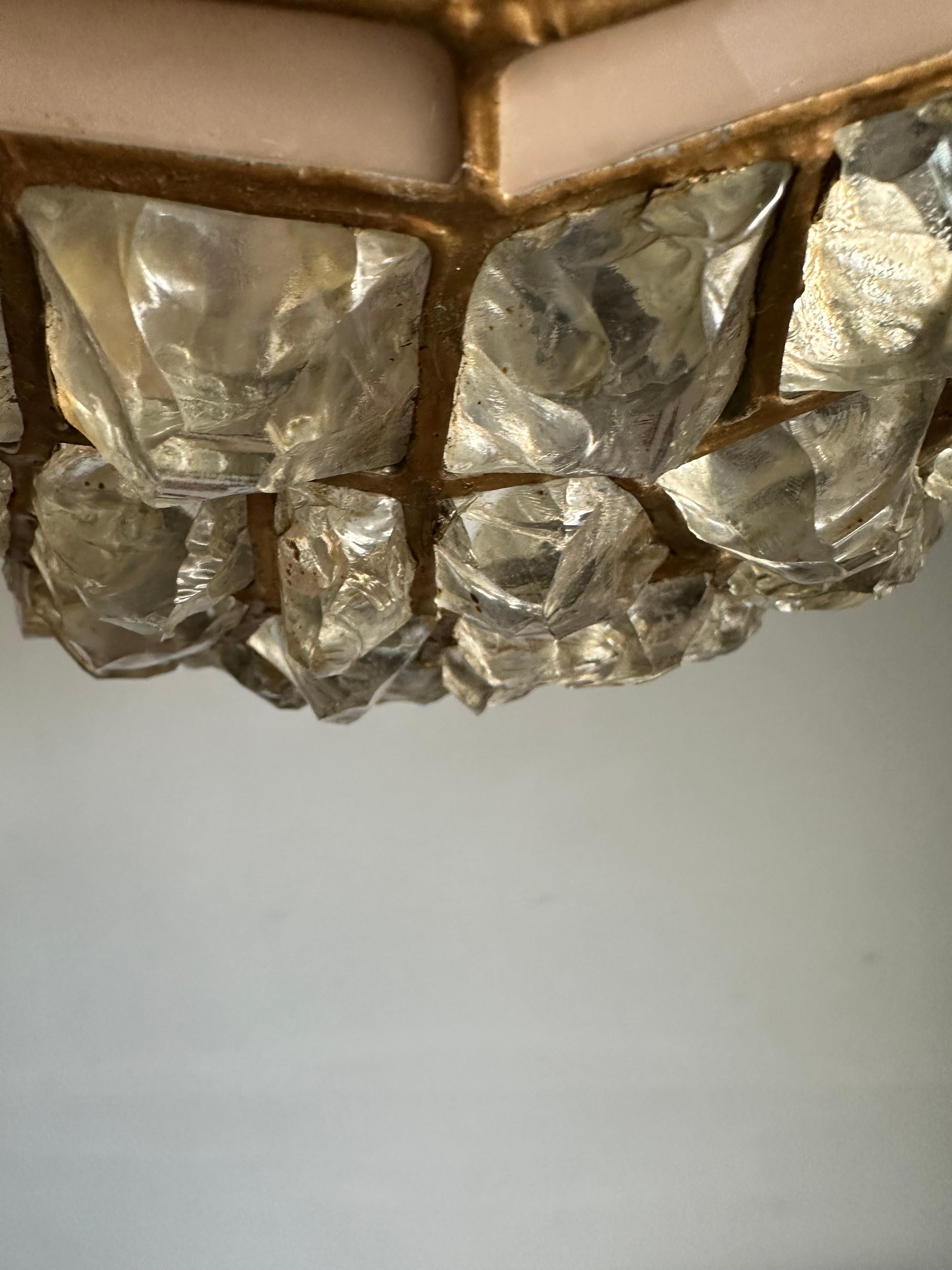 Metallo Ciondolo extra large fatto a mano in vetro opalino antico e vetro grosso di design Tiffany in vendita