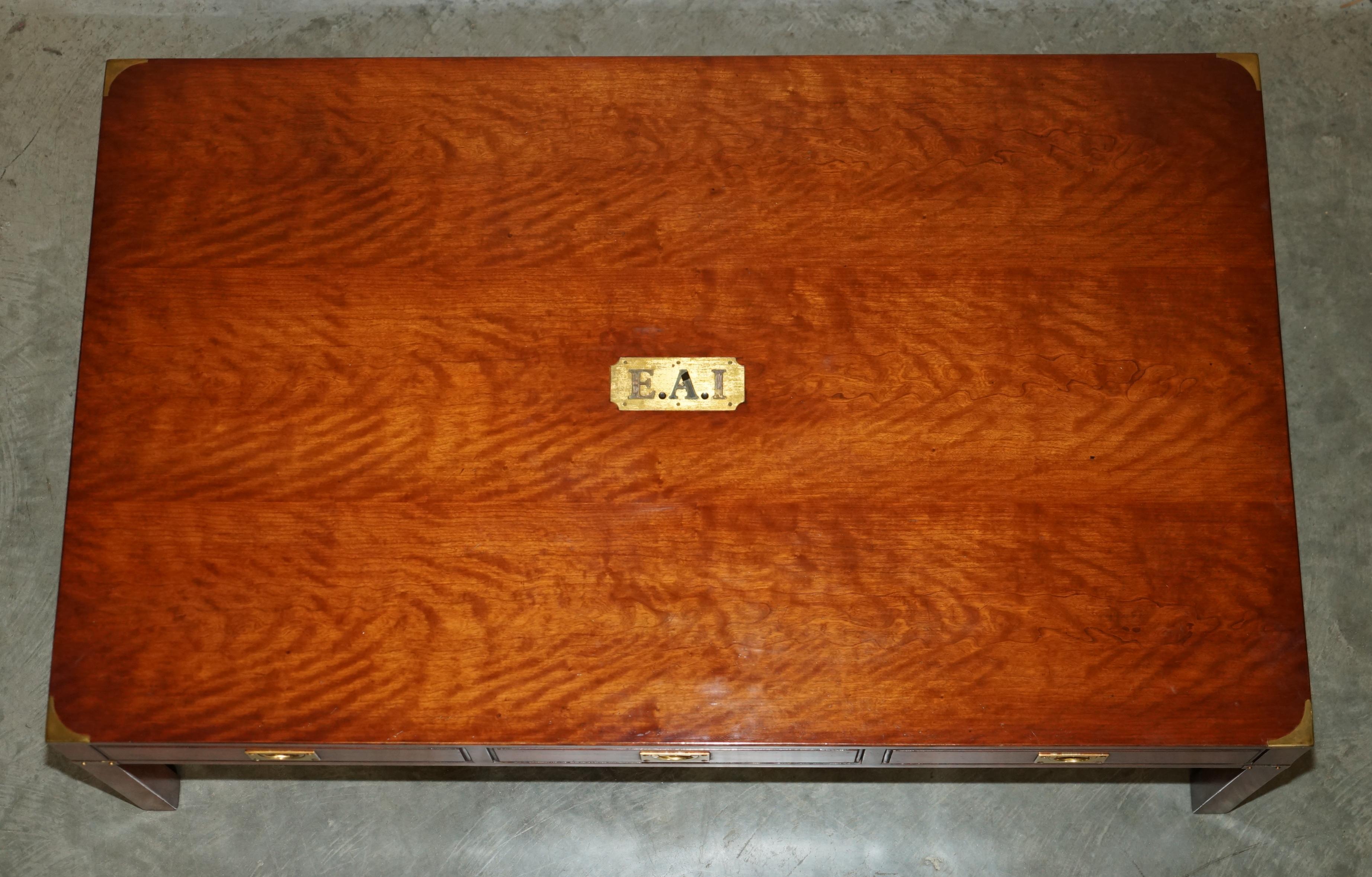 Laiton EXTRA LARGE TABLE À CAFÉ DE LA CAMPAGNE MILITAIRE DE HARRODS REH KENNEDY AVEC TIRETTES EN ARBRE en vente