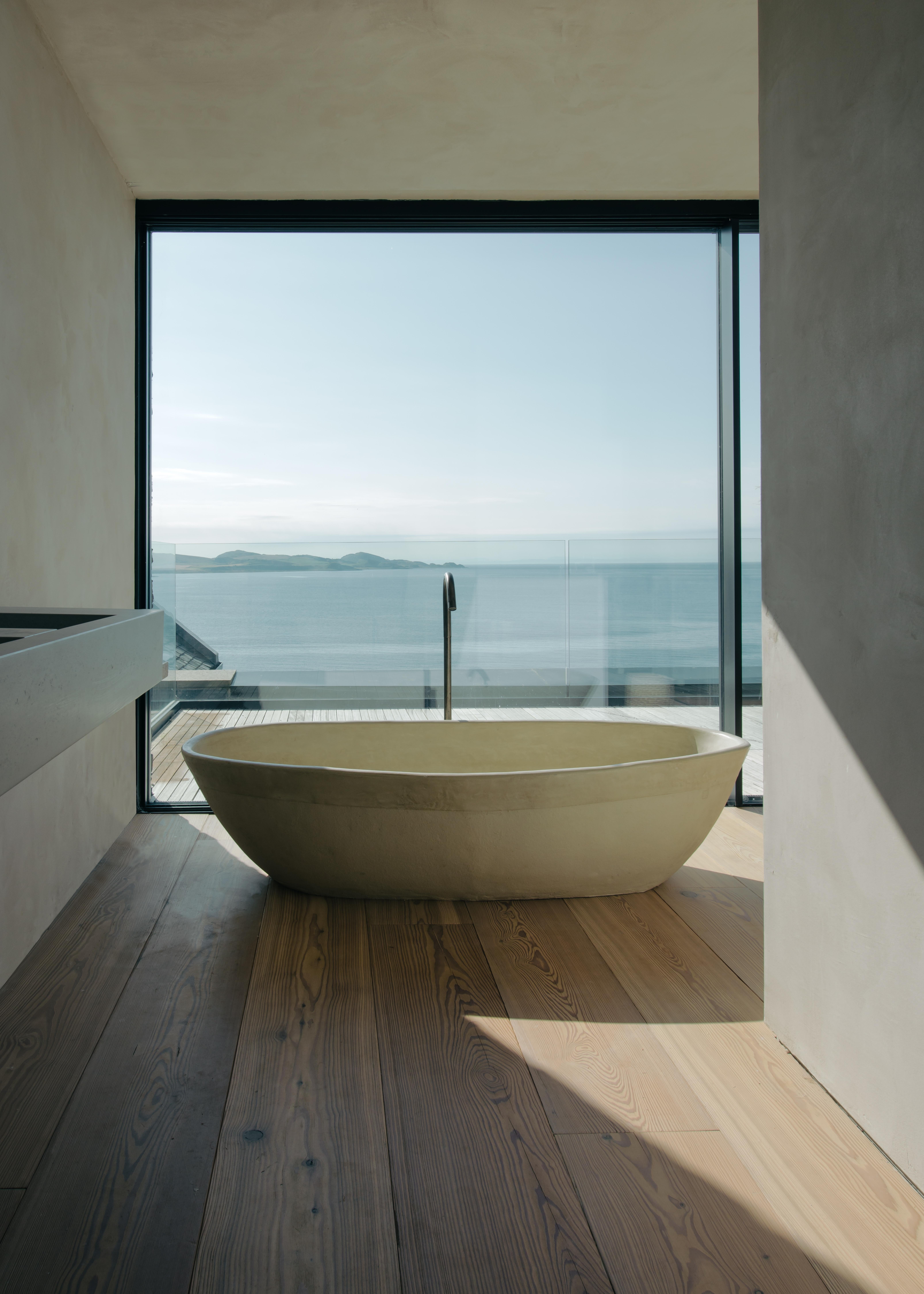 Extra large high clay bathtub by Studio Loho
Dimensions: D 90 x W 190 x H 53 cm
Materials: clay
Other colors and raw or smooth exterior available.
Available in 4 sizes: W 160 x H 42(large), W 160 x H 53(large high), W 180 x H 42(x-large), W 190