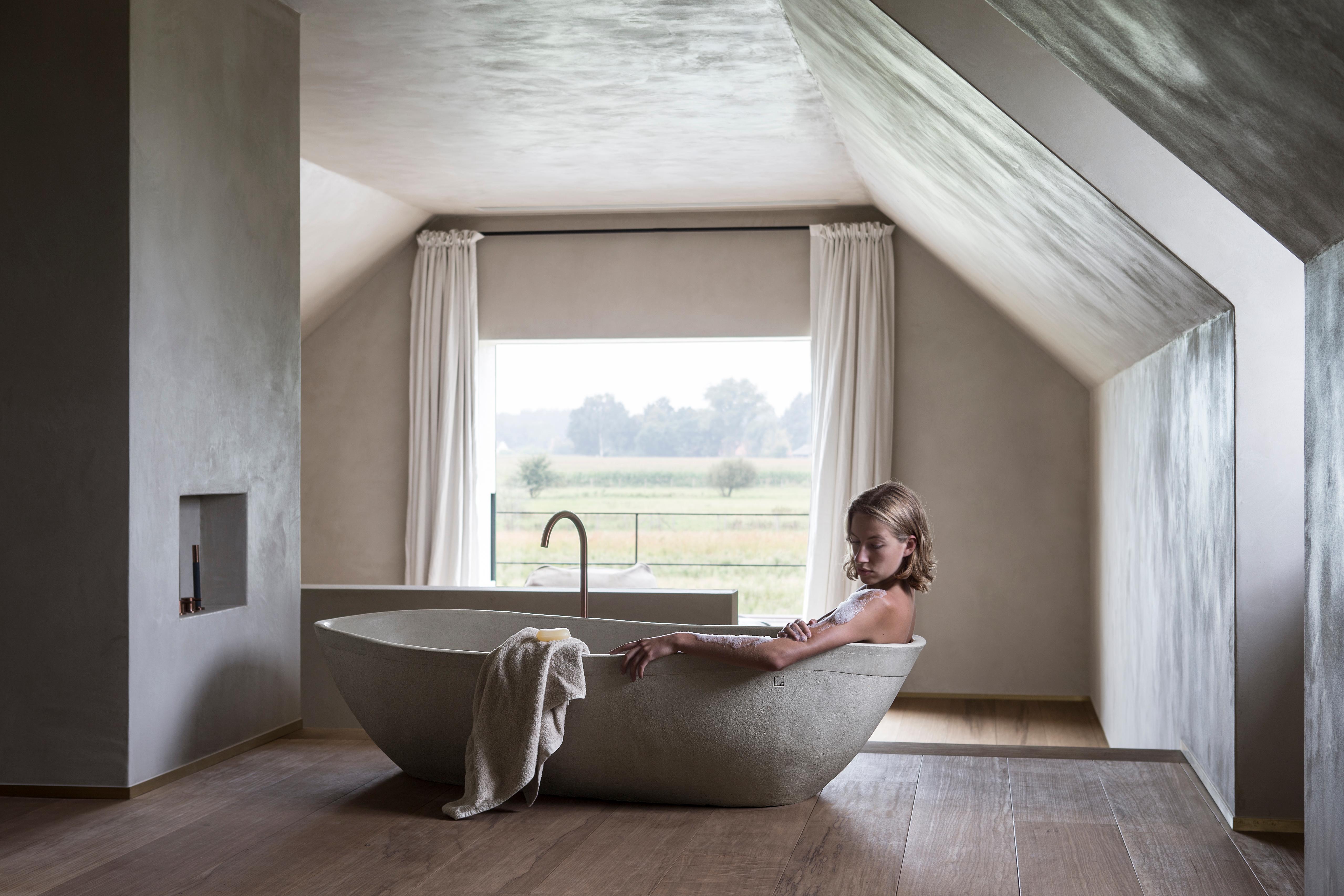 Extra große Badewanne aus hochkarätigem Ton von Studio Loho (Belgisch) im Angebot