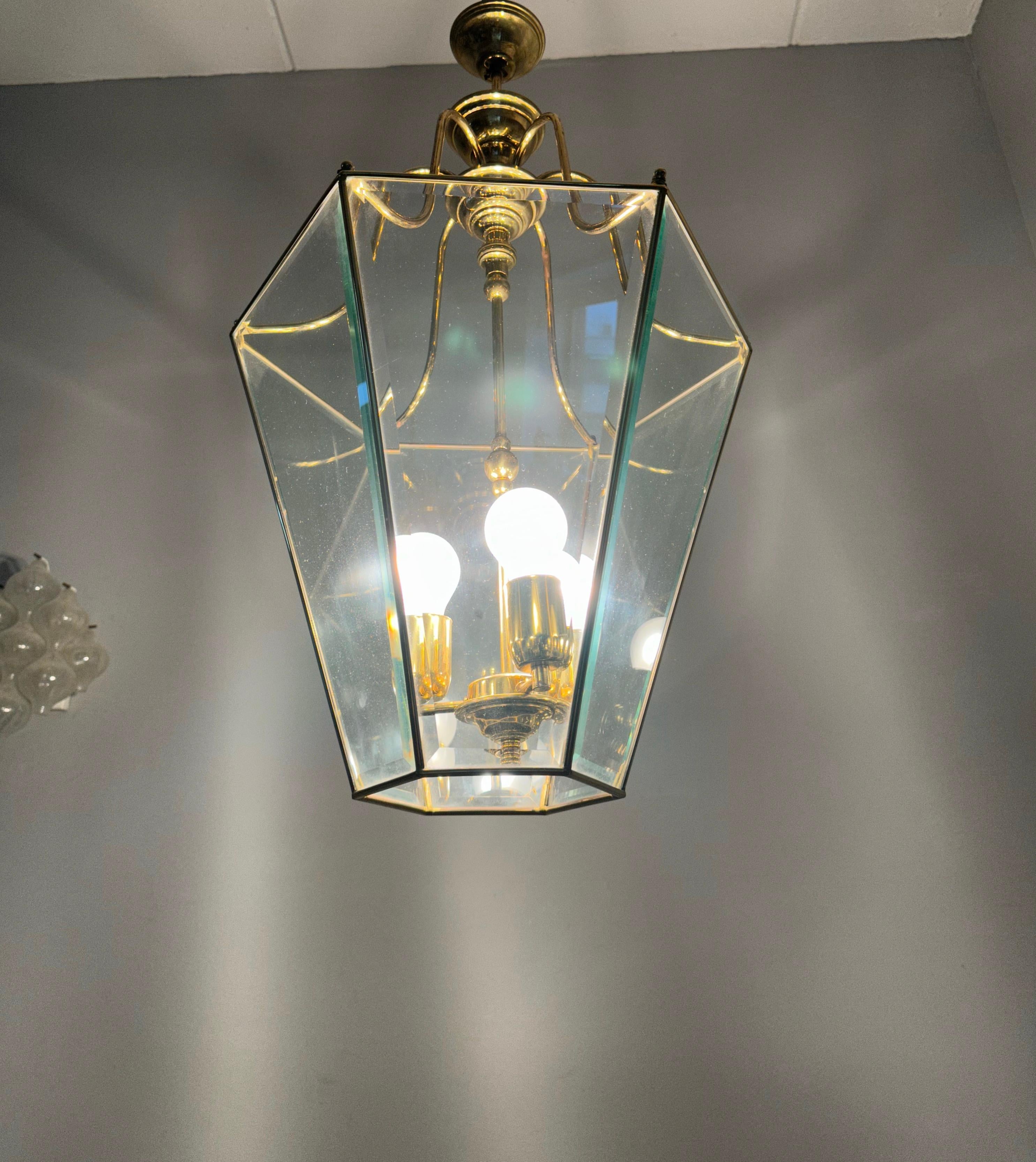 XX secolo Lanterna a soffitto in ottone e vetro smussato di grandi dimensioni e di grande stile in vendita