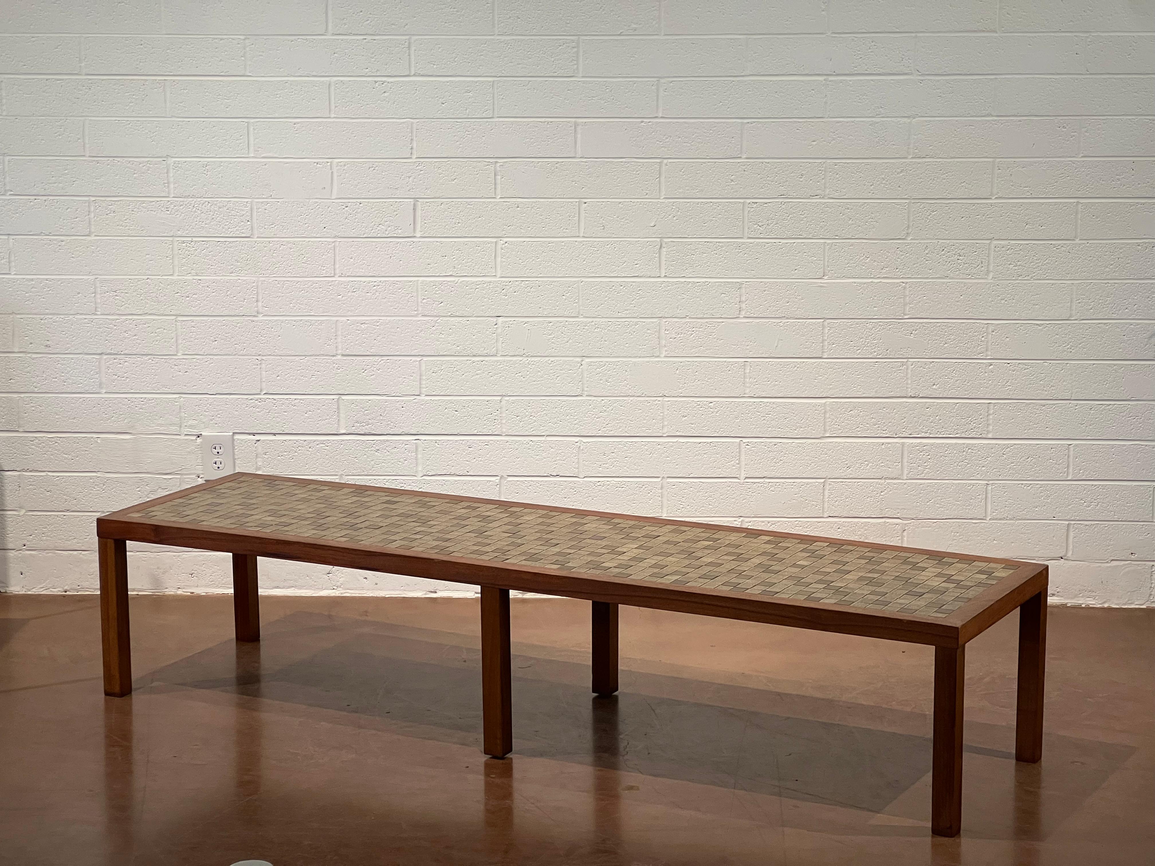 Tavolino rettangolare extra lungo di Gordon & Jane Martz per Marshall Studios. Il piano del tavolo è intarsiato con piastrelle quadrate in ceramica color oliva e tortora, mentre la struttura e le gambe sono in noce massiccio. È in ottime condizioni