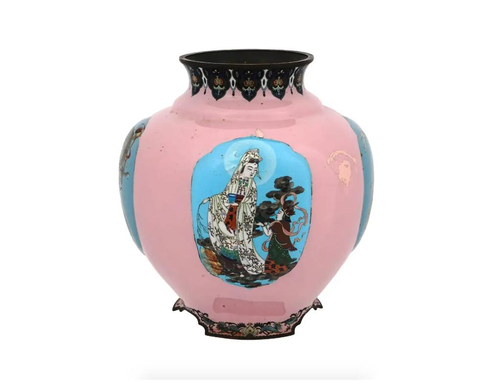 Eine besonders große antike Vase aus Kupfer und Emaille aus der späten Meiji-Ära von Gonda Hirosuke, Japaner, 1865 bis 1937. Der kugelförmige Korpus ist mit rosafarbenem Email überzogen und mit vier gewölbten Medaillons verziert, die eine Szene mit