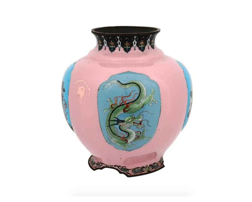 Große japanische Cloisonné-Emaille-Vase in Rosa von Gonda im Zustand „Gut“ im Angebot in New York, NY