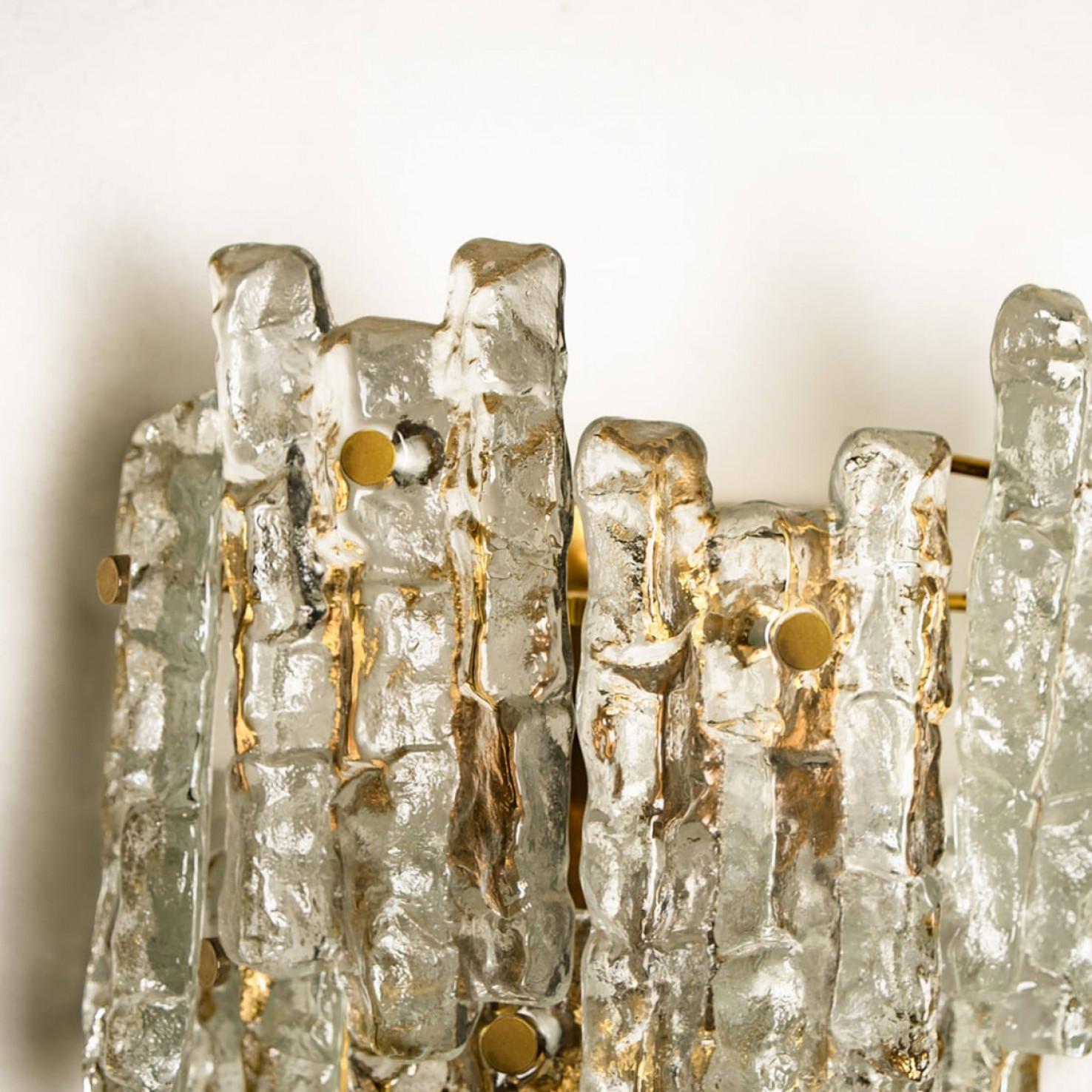 Mid-Century Modern Très grandes appliques murales en verre de glace Kalmar en laiton de J.T. Kalmar en vente