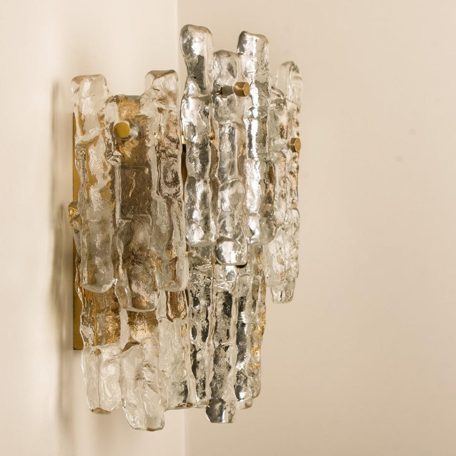 20ième siècle Très grandes appliques murales en verre de glace Kalmar en laiton de J.T. Kalmar en vente