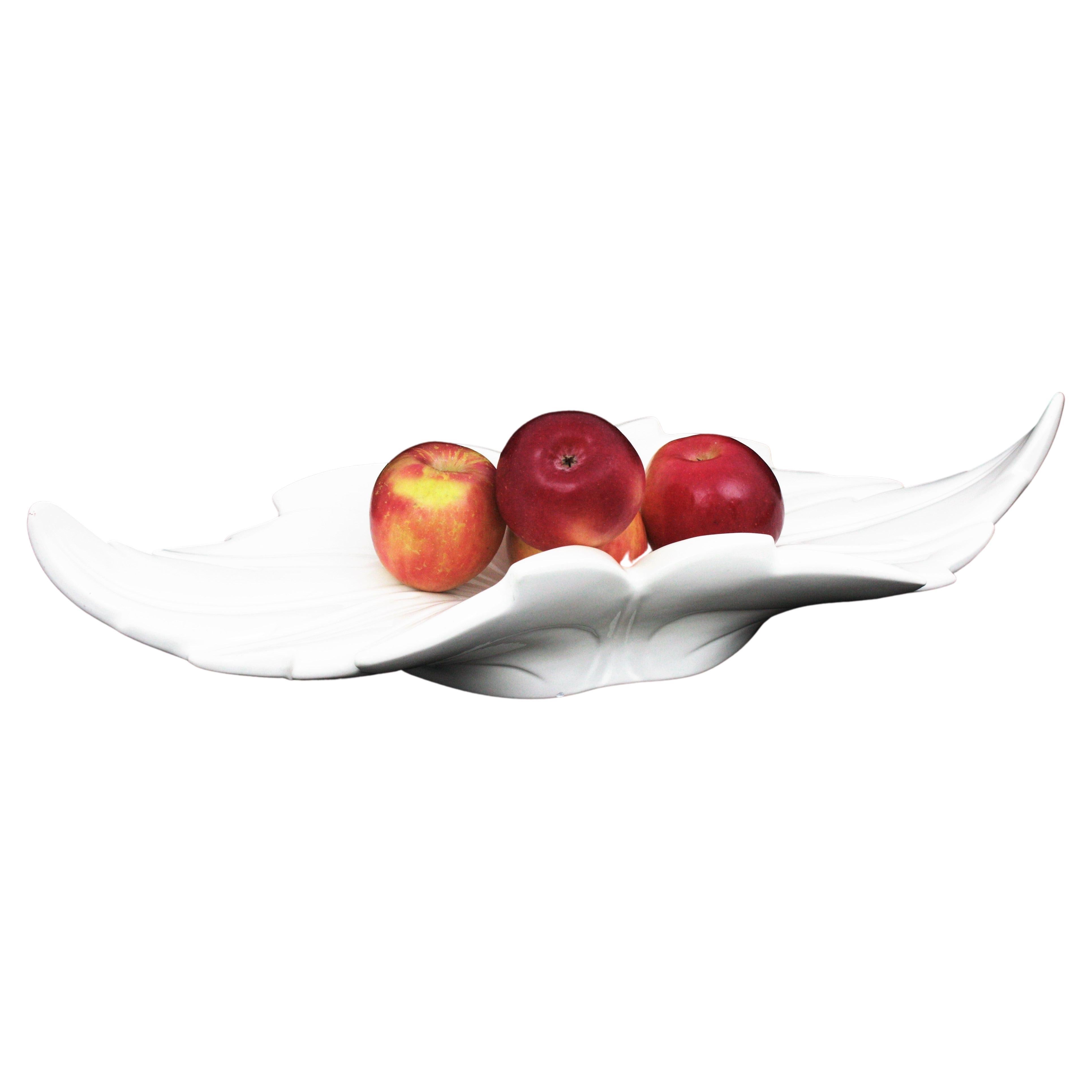 Große blattförmige Tafelaufsatz-Schale/Obstschale aus weiß glasierter Keramik im Angebot