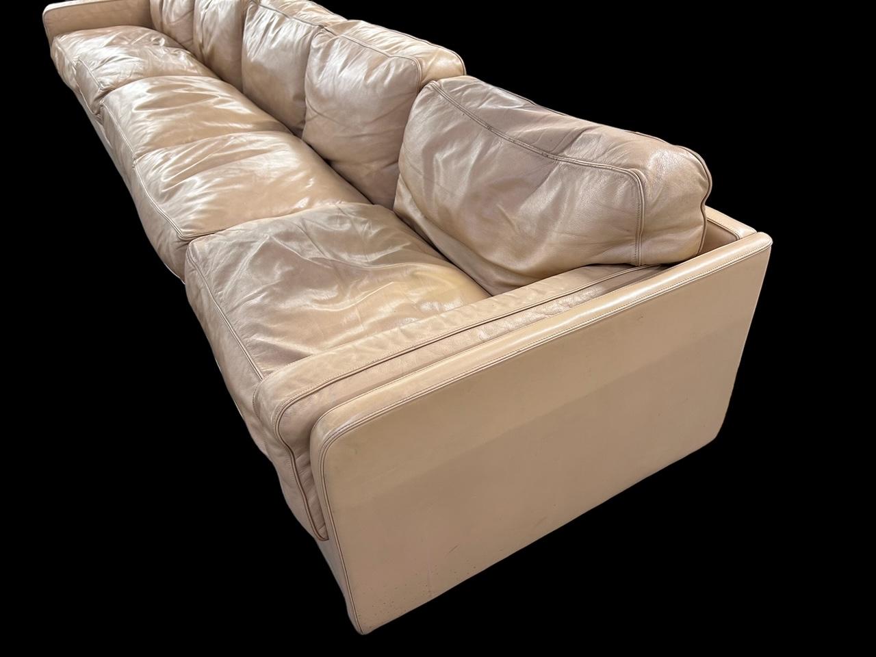 Sofá extragrande de piel de Poltrona Frau siglo XX en venta