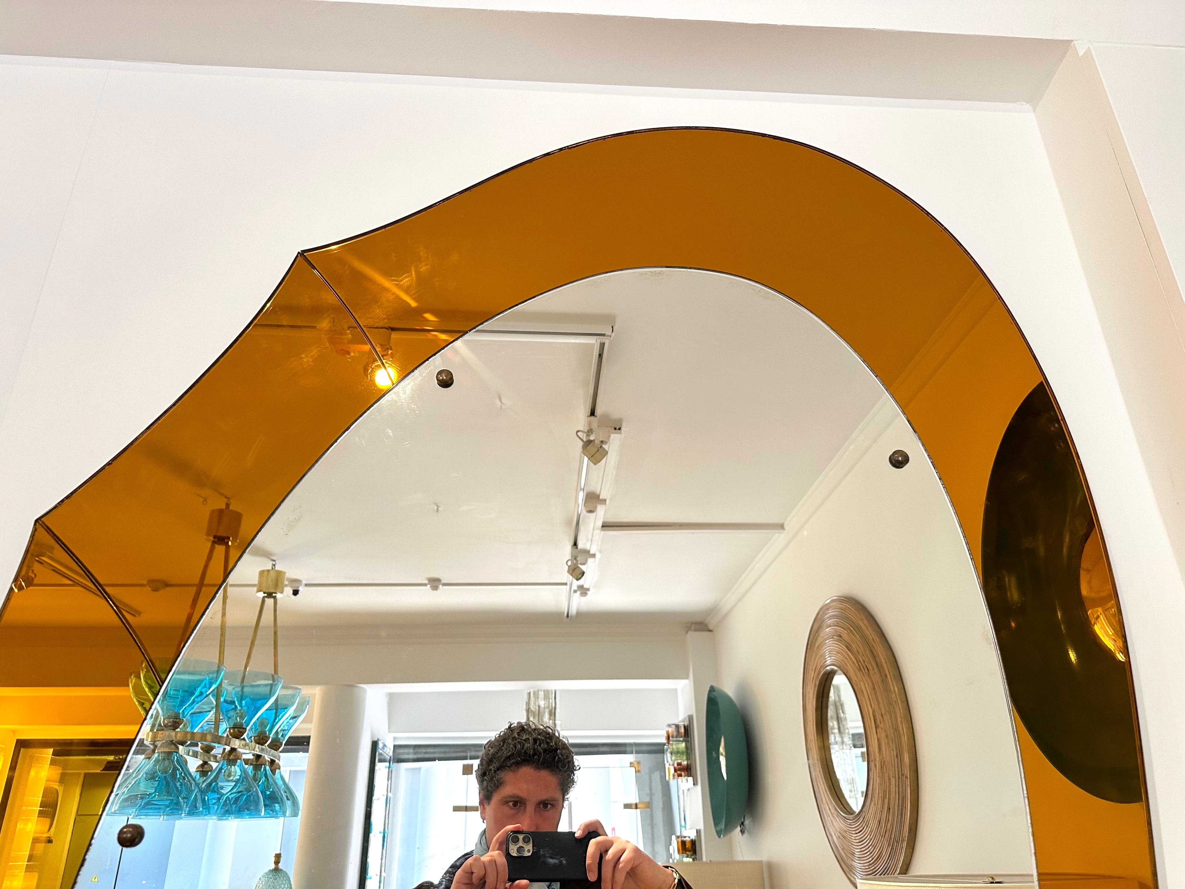 Laiton Très grand miroir éclairé en verre ambré par Cristal Art, Italie, années 1960 en vente