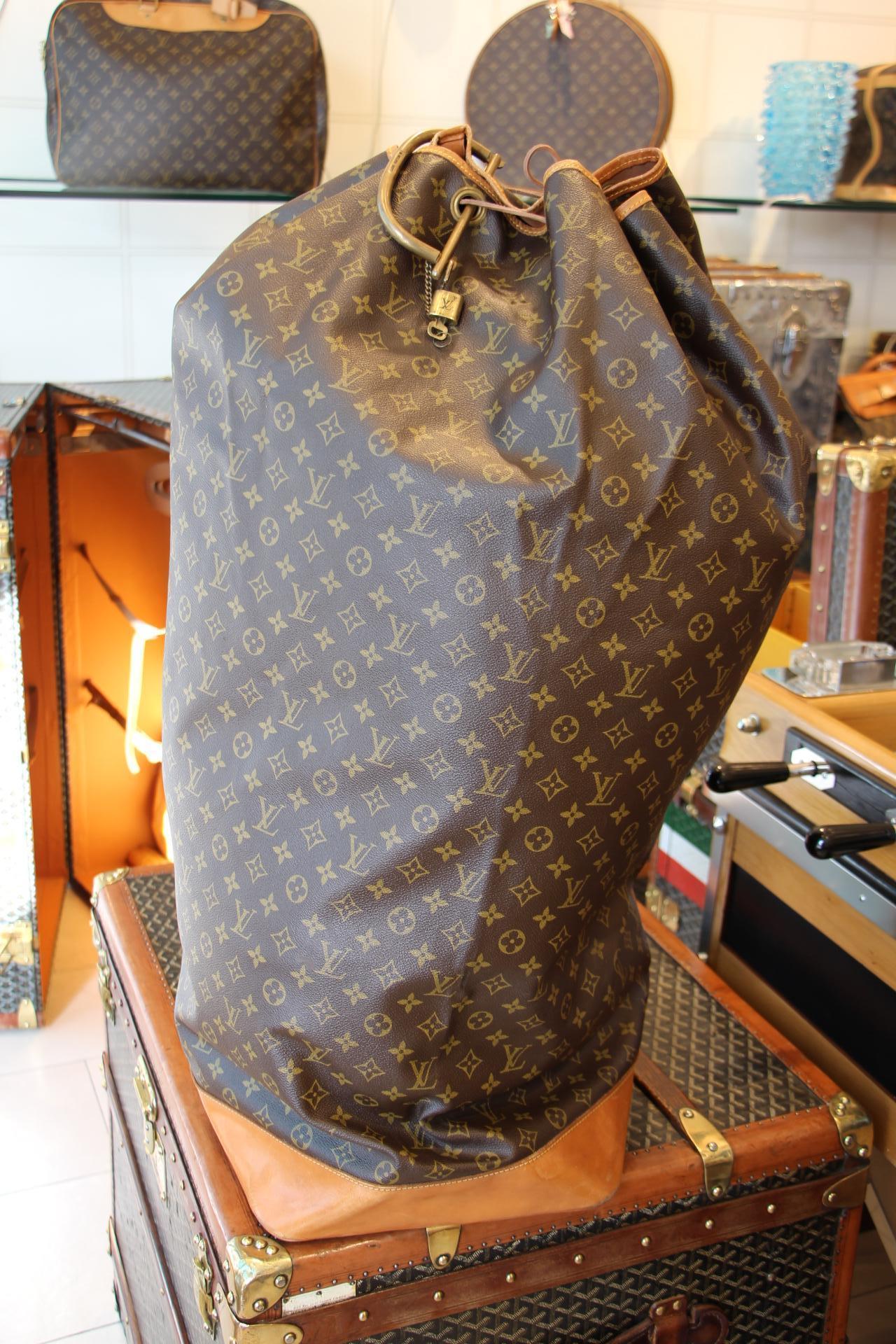 This impressive 1970s Louis Vuitton bag features monogram canvas in very good condition, its leather part has very few stains and scratches. Its interior is in very good condition too.
It comes with a replaced leather string, a solid LV brass
