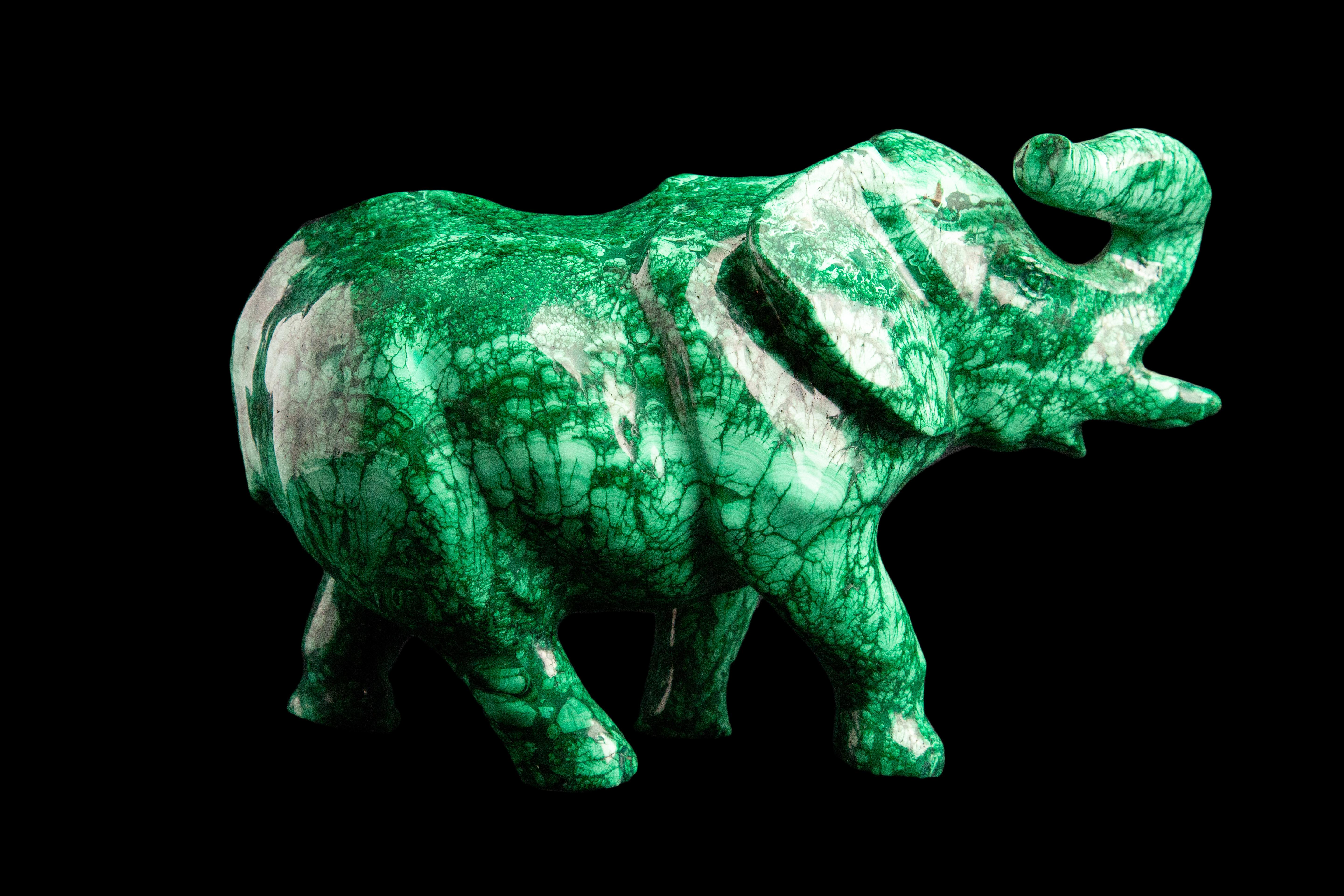 Intagliato Elefante di malachite extra grande in vendita