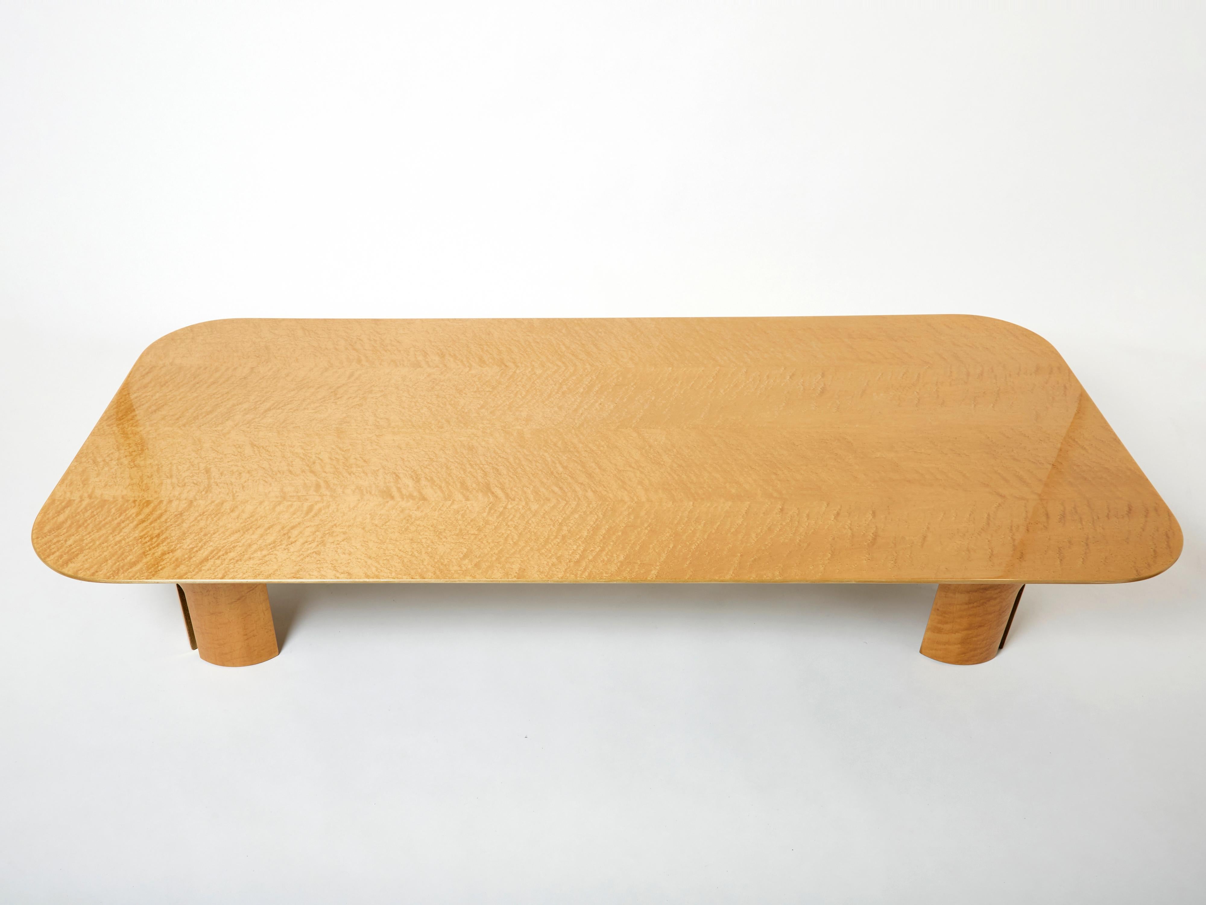 Designed by Giovanni Offredi for Saporiti Italia in the early 1980s, this beautiful coffee table is fully veneered with birdseye maple wood, with brass inlays on the feet. Its symmetry, curvy lines and strong architectural design all combine to