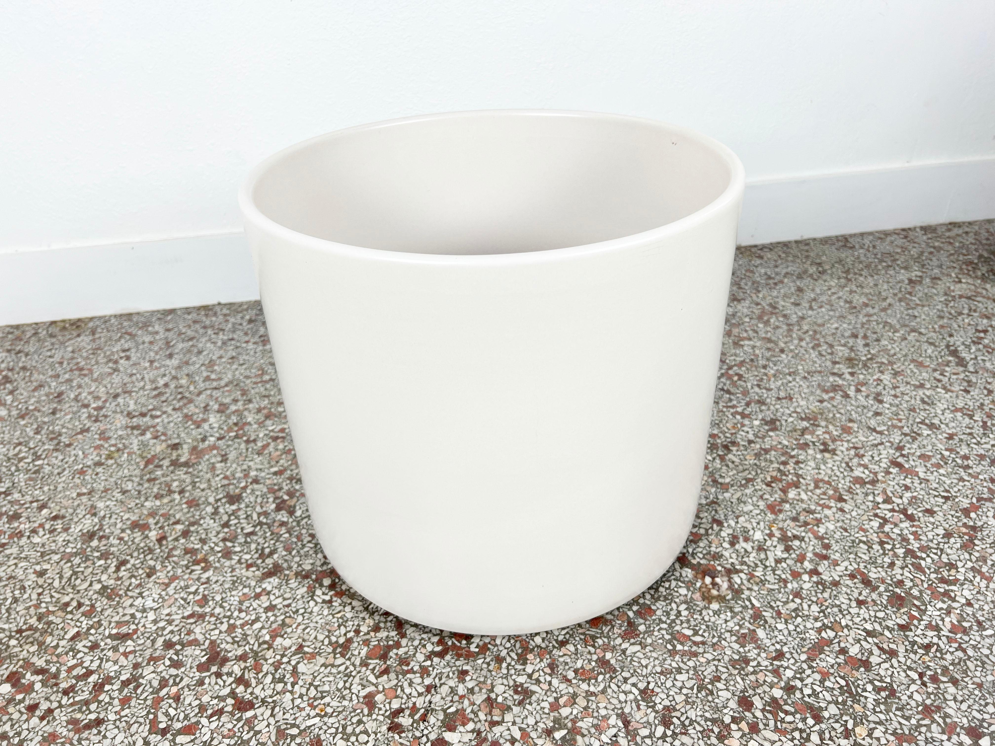 Extra large vintage matte off-white glazed ceramic planter by Gainey Ceramics. Can be used indoors or outdoors and has a knock-out relief on bottom that can be utilized for drainage.

Manufacturer: Gainey Ceramics

Origin: La Verne, California.