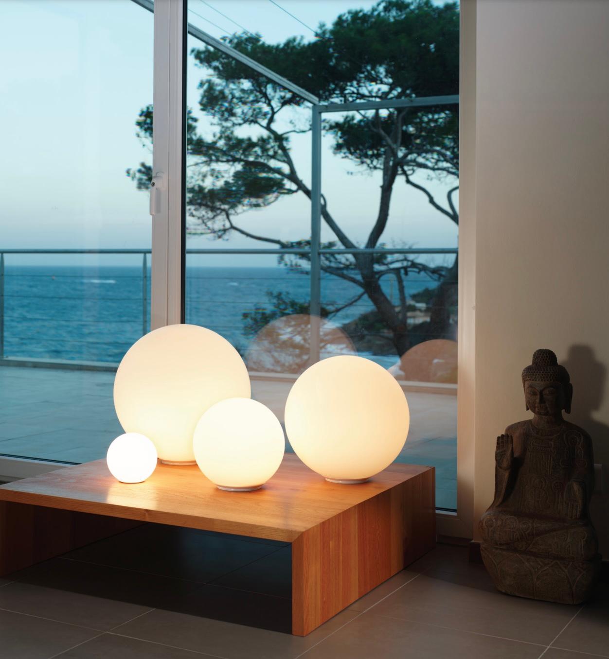 Très grande lampe de table 'Dioscuri 42' de Michele De Lucchi pour Artemide. 

Dioscuri' est un luminaire intemporel qui diffuse une lumière céleste. Cette lampe polyvalente présente un design minimaliste qui transcende le temps par son charme.