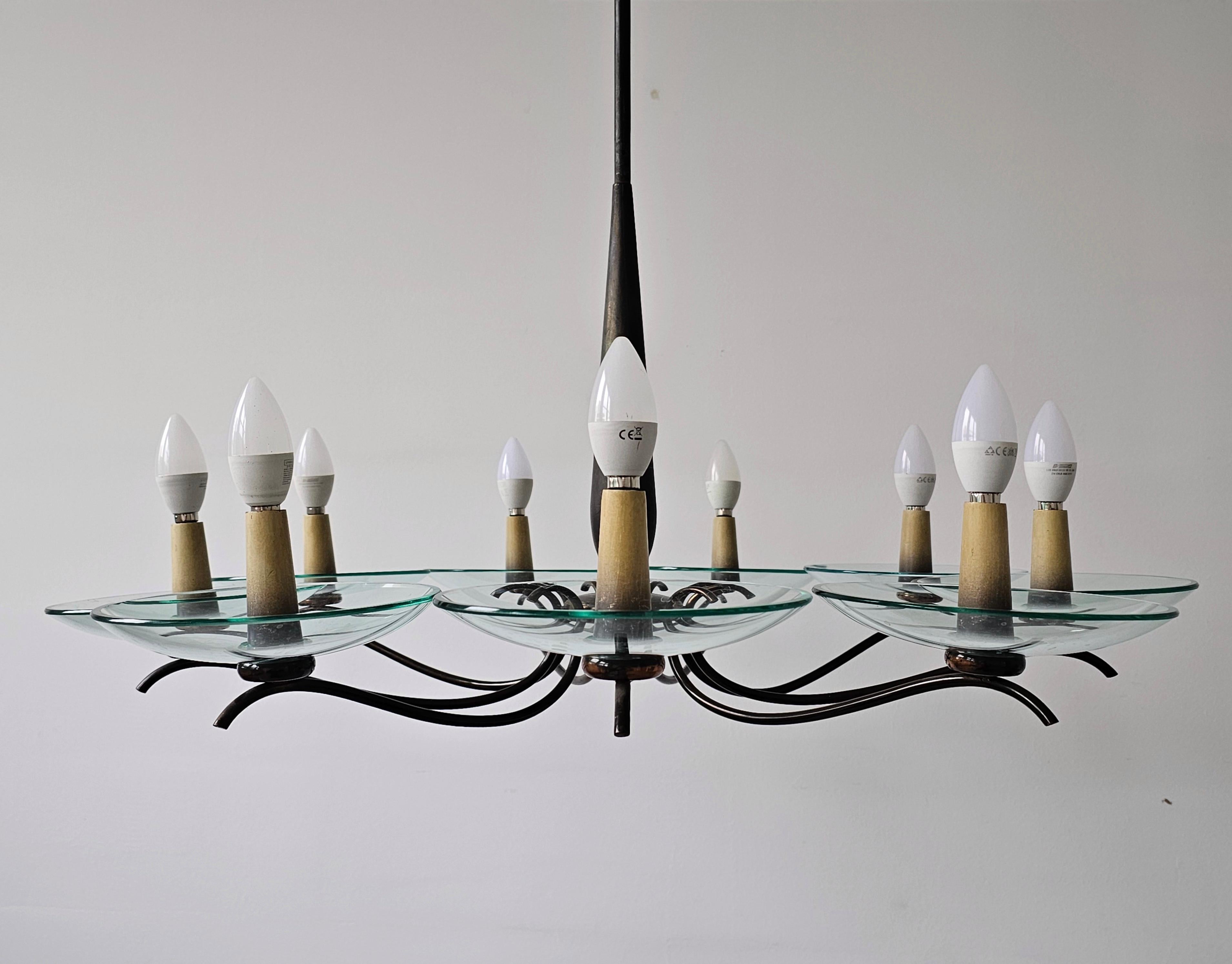 Extra Large Mid Century Brass Chandelier designed in style of Pietro Chiesa In Good Condition For Sale In Beograd, RS