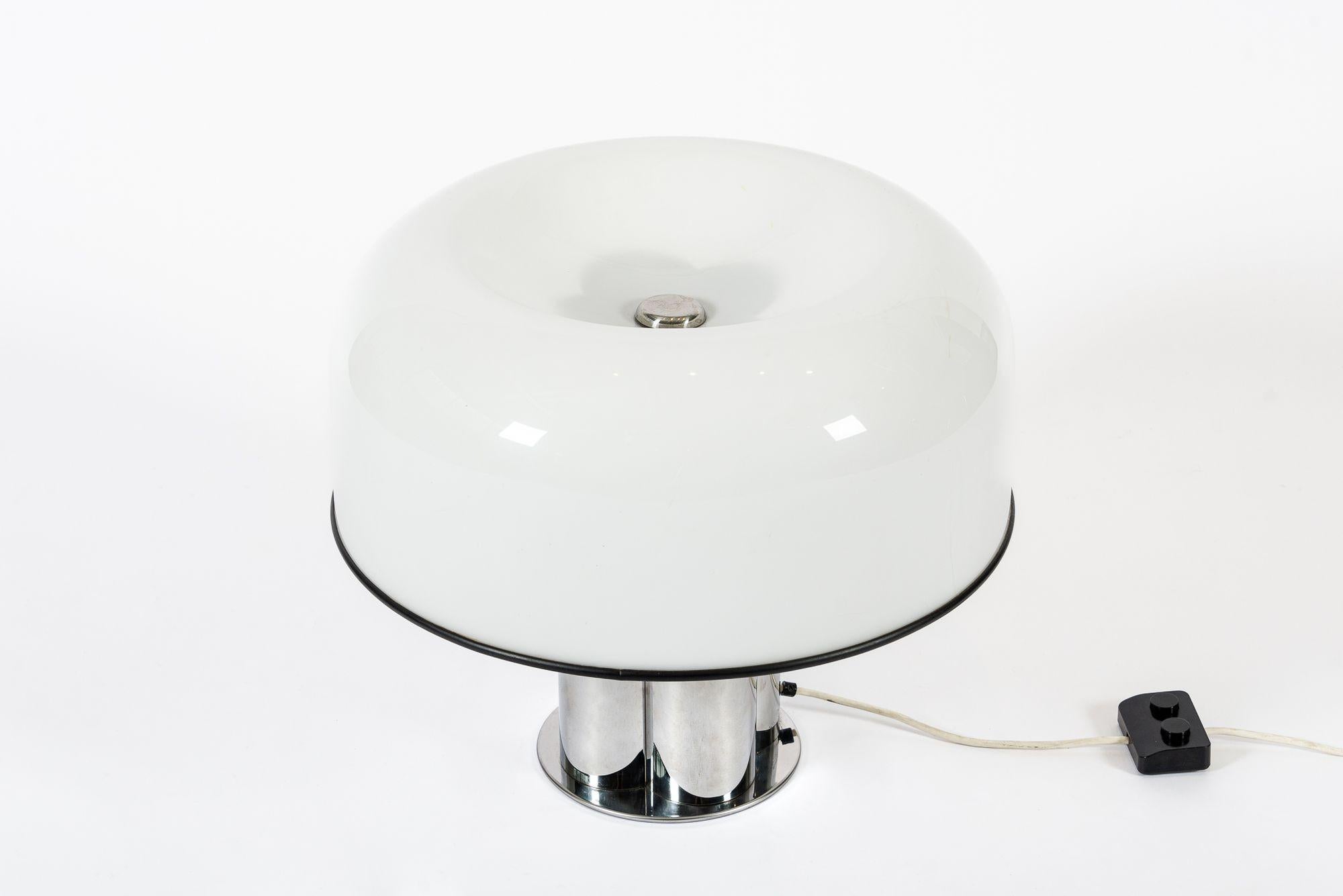 Mid-Century Modern Très grande lampe de table italienne du milieu du siècle, blanche et chromée, par iGuzzini en vente