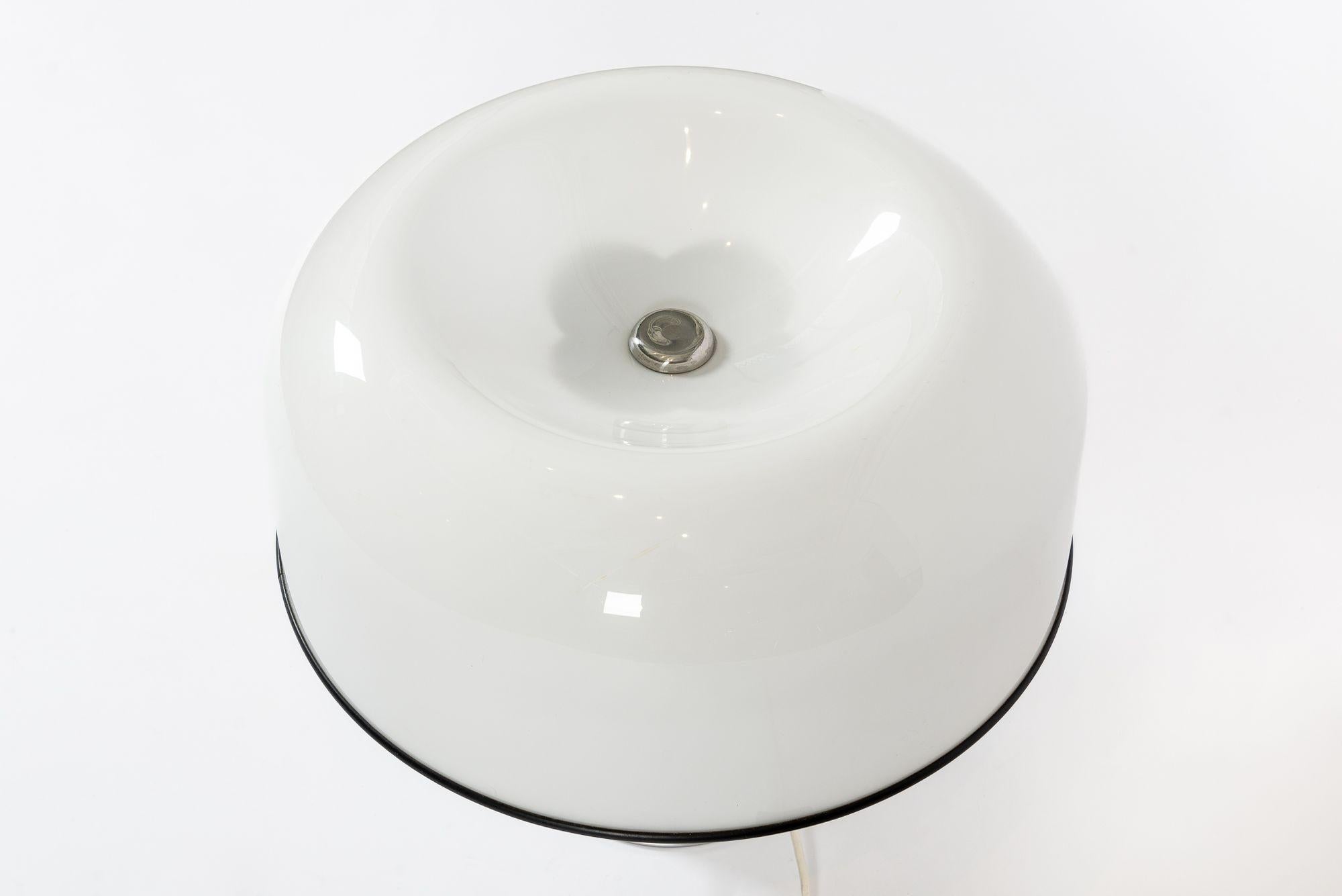Très grande lampe de table italienne du milieu du siècle, blanche et chromée, par iGuzzini Bon état - En vente à Detroit, MI