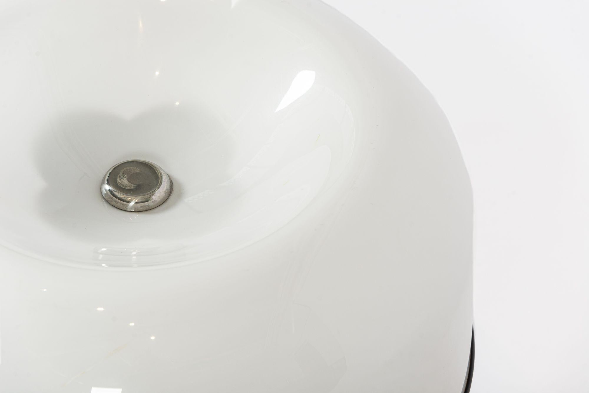 Fin du 20e siècle Très grande lampe de table italienne du milieu du siècle, blanche et chromée, par iGuzzini en vente