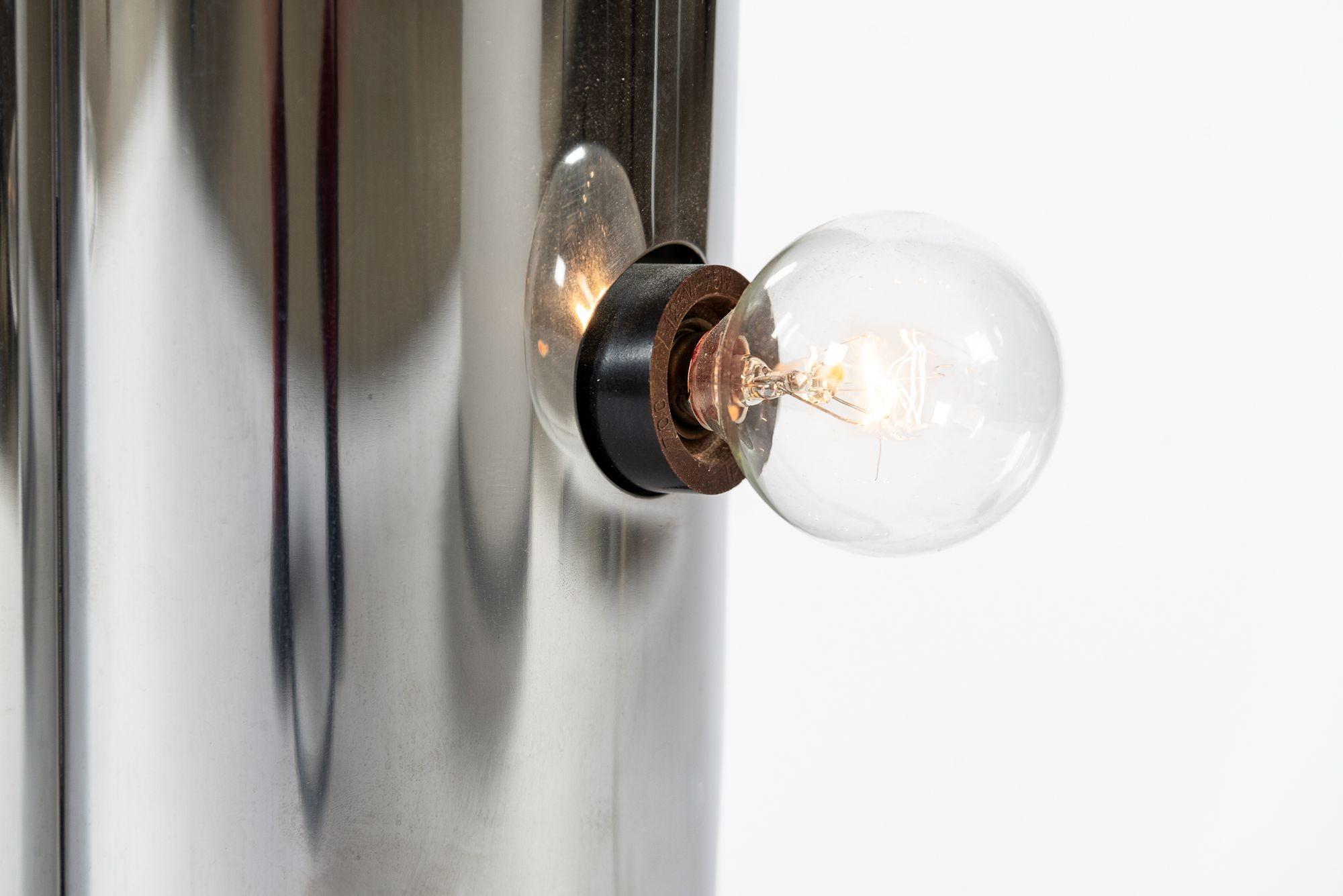 Très grande lampe de table italienne du milieu du siècle, blanche et chromée, par iGuzzini en vente 2