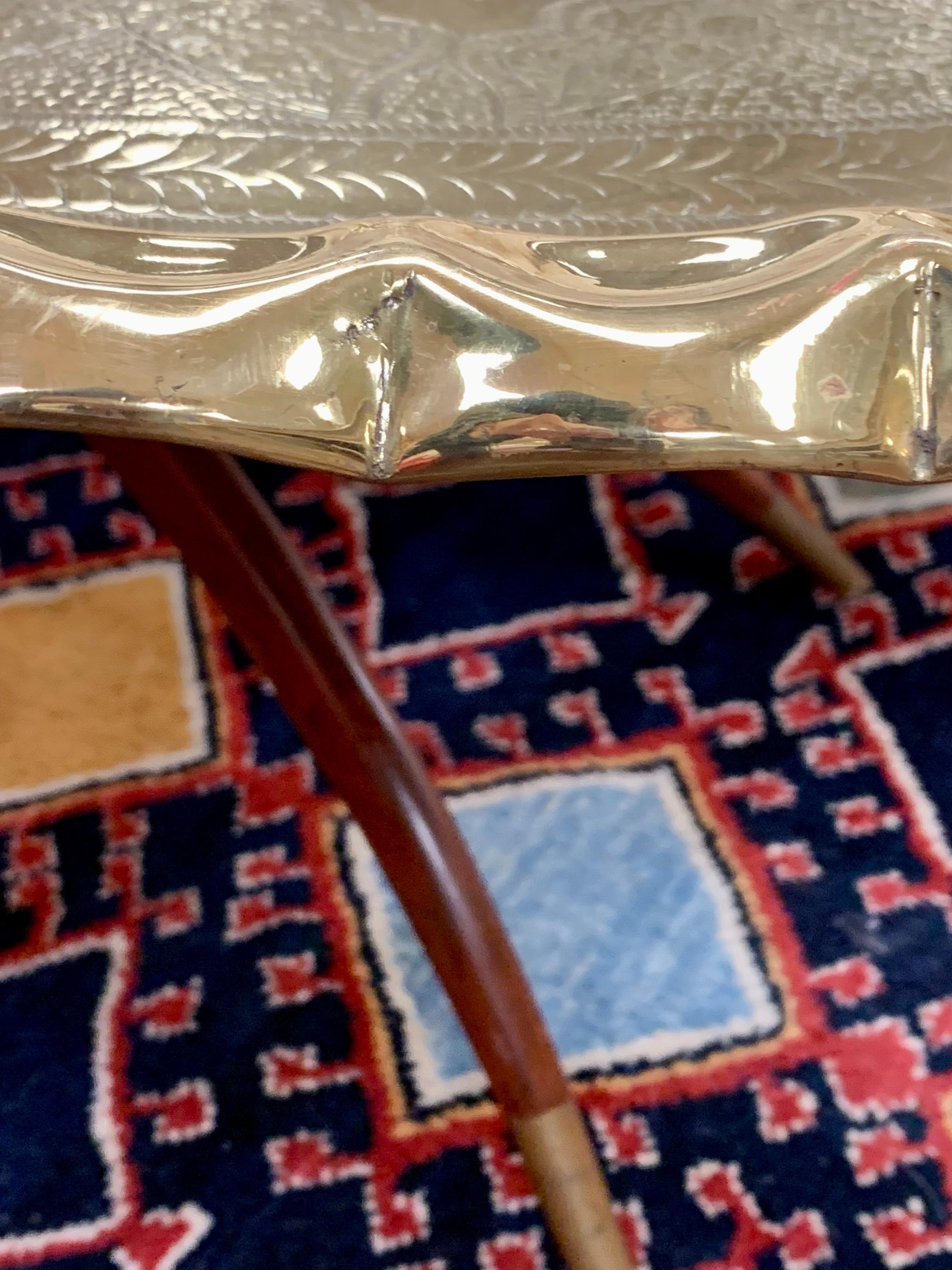 Mid-Century Modern Très grand plateau de table ovale marocain en laiton de The Moderns sur Stand pliant en vente