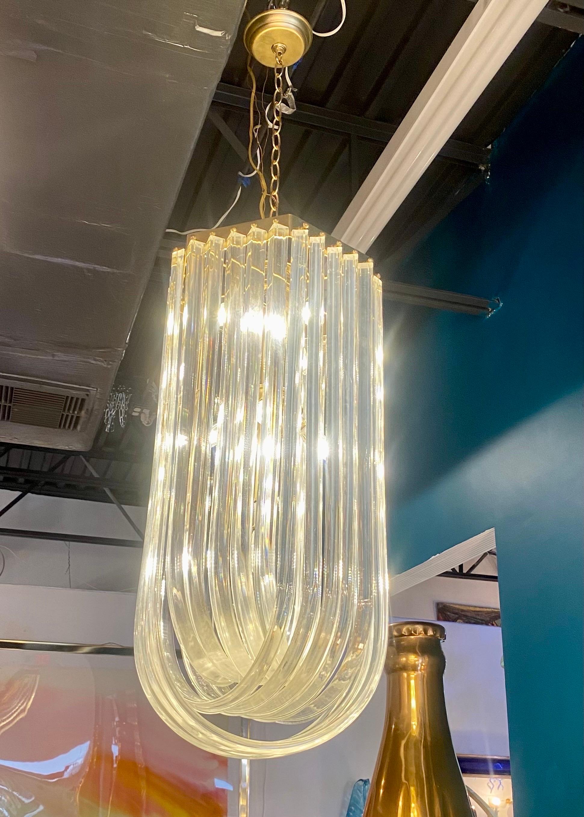 Mid-Century moderno Lampadario scultoreo extra large di metà secolo in lucite e ottone in vendita