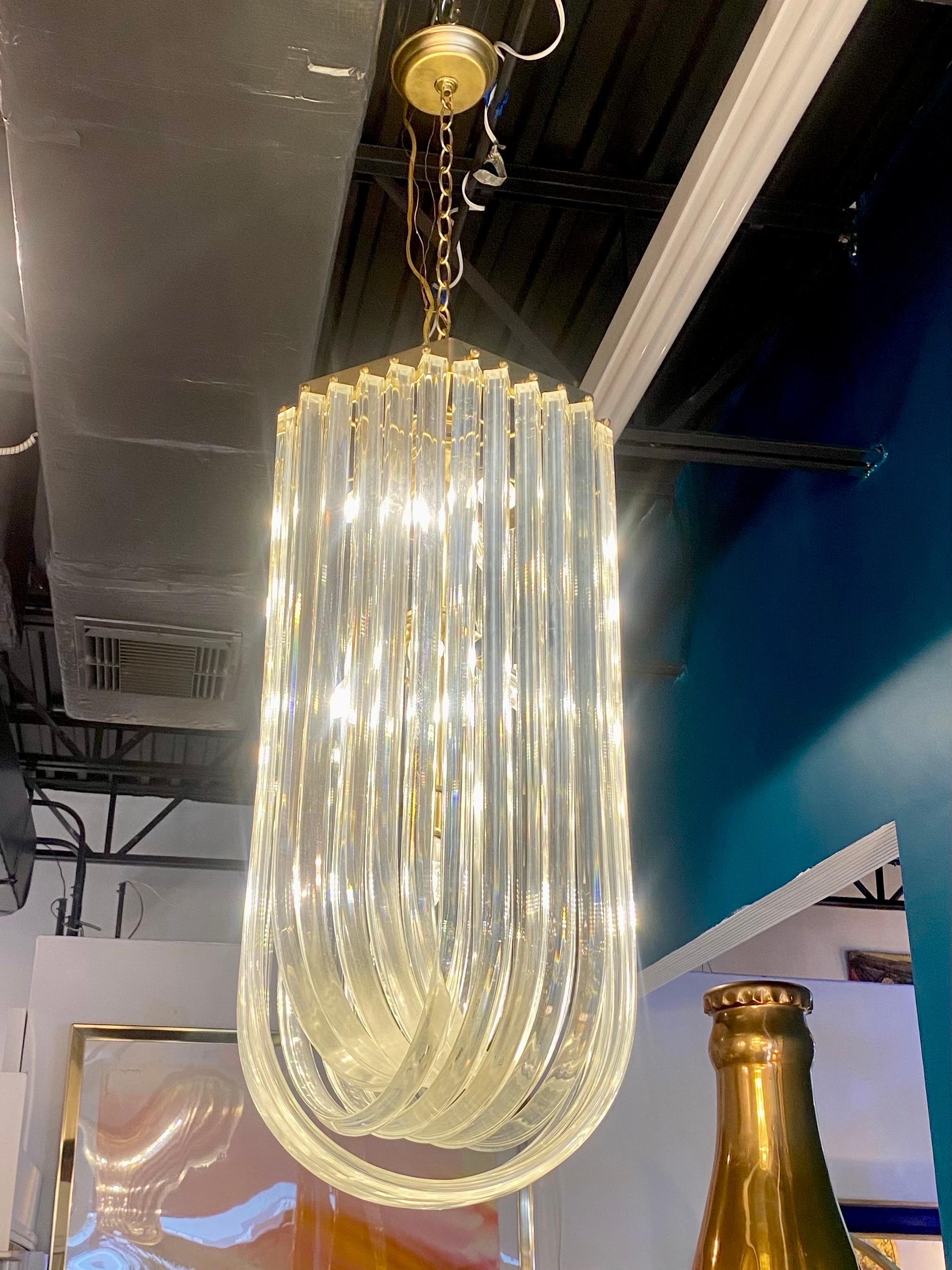 Americano Lampadario scultoreo extra large di metà secolo in lucite e ottone in vendita